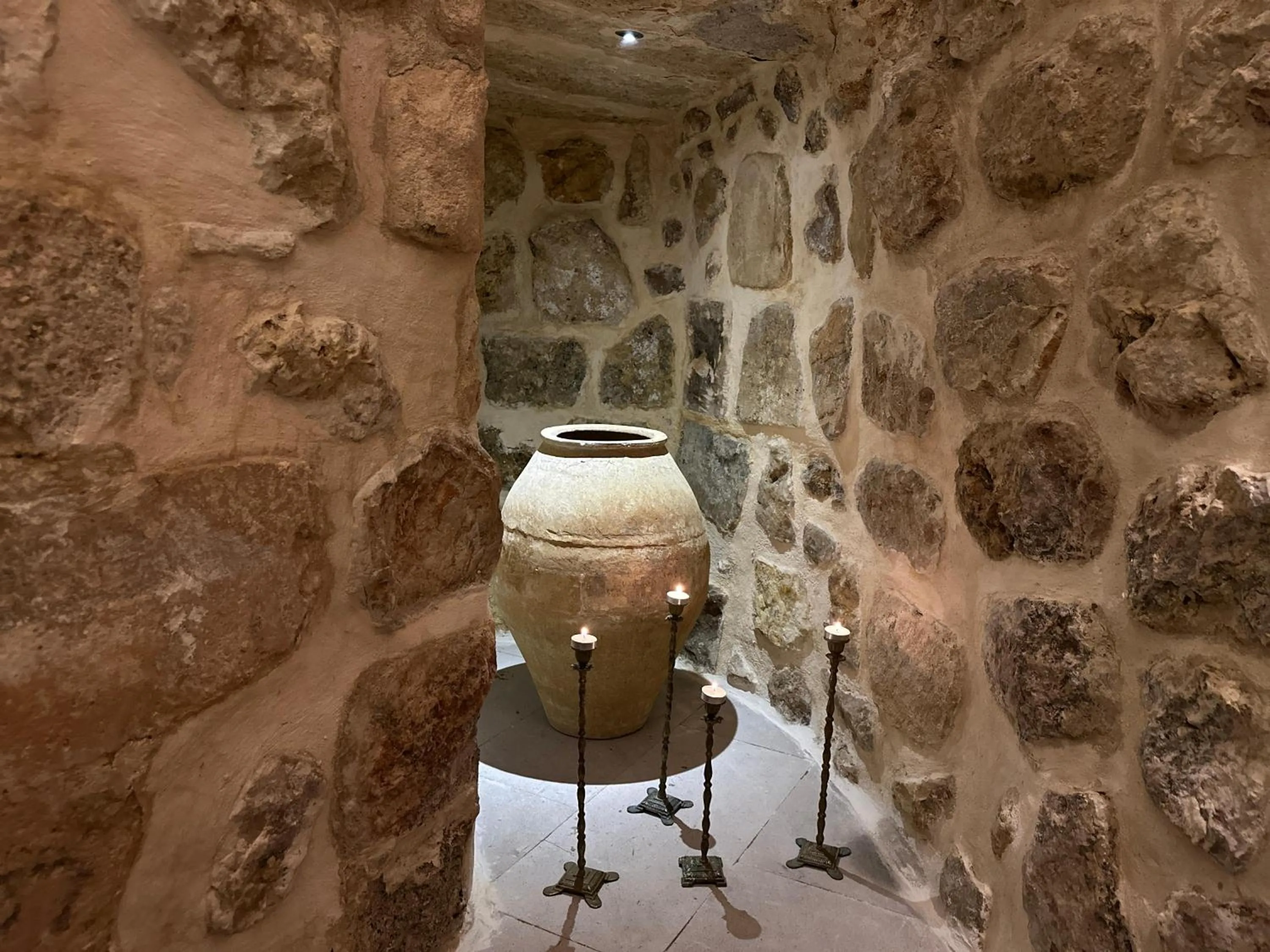 Photo of the whole room in Mirsoum Han