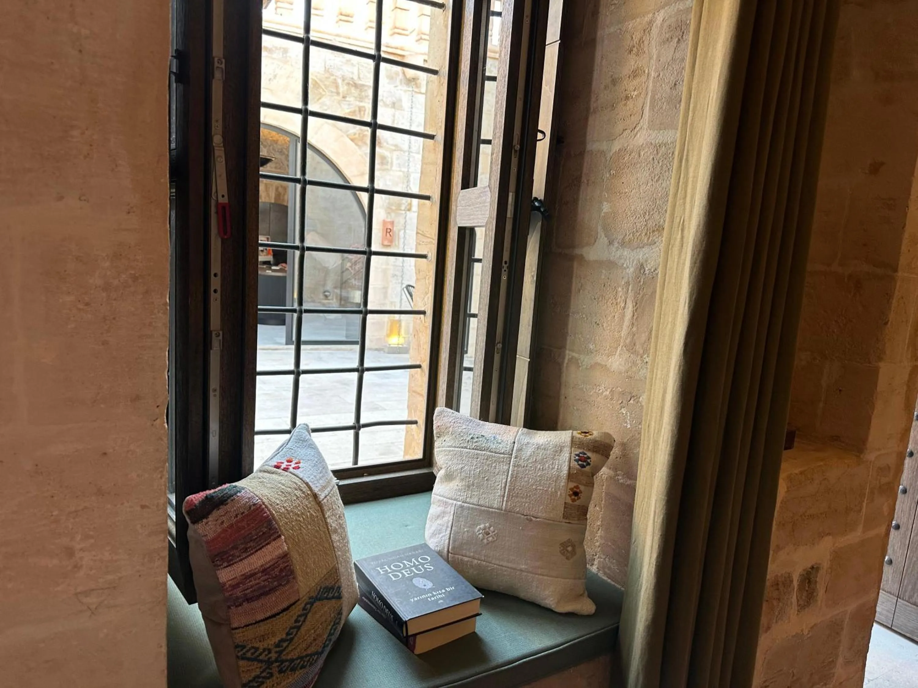 Photo of the whole room in Mirsoum Han