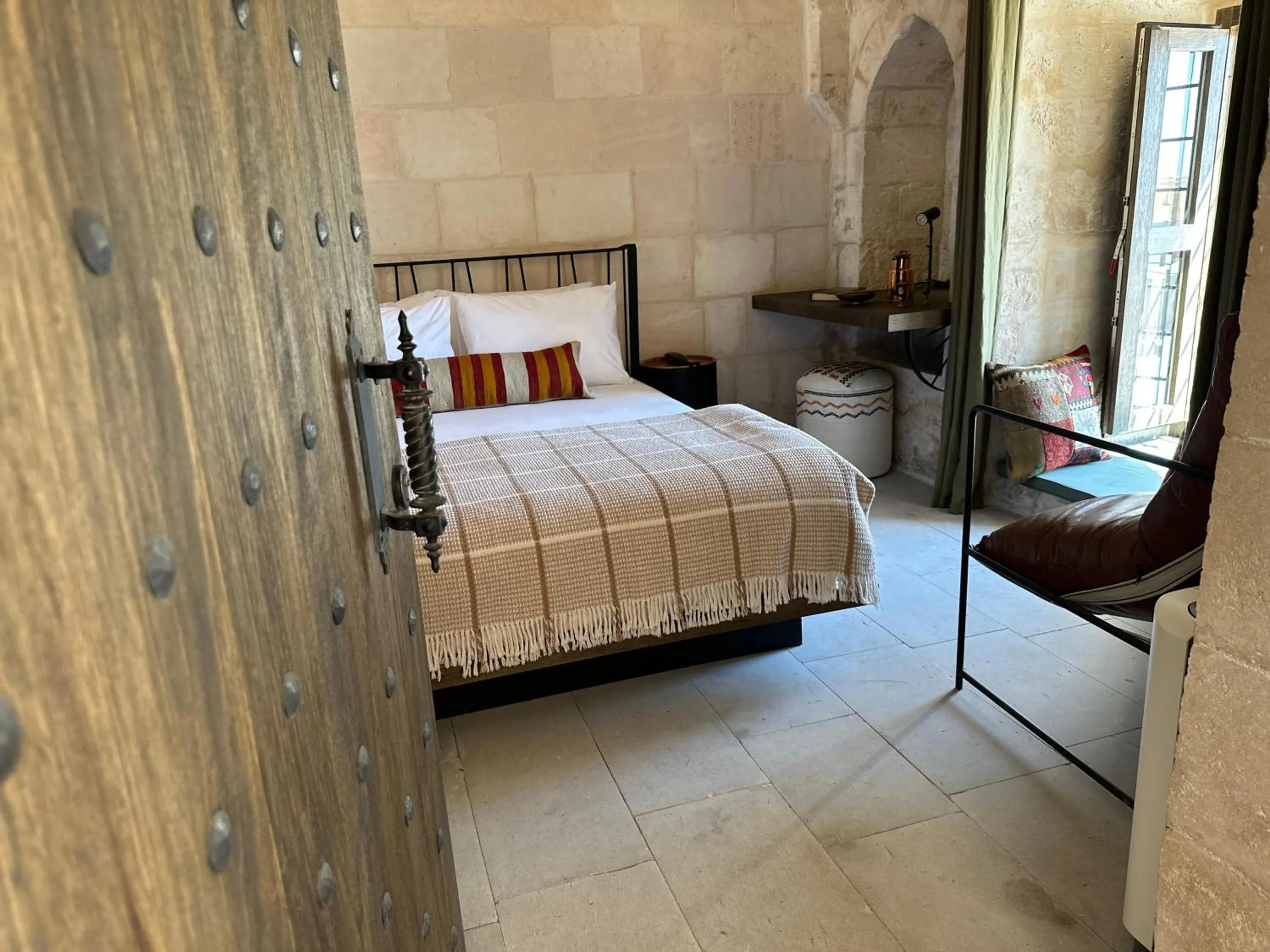 Photo of the whole room, Bed in Mirsoum Han