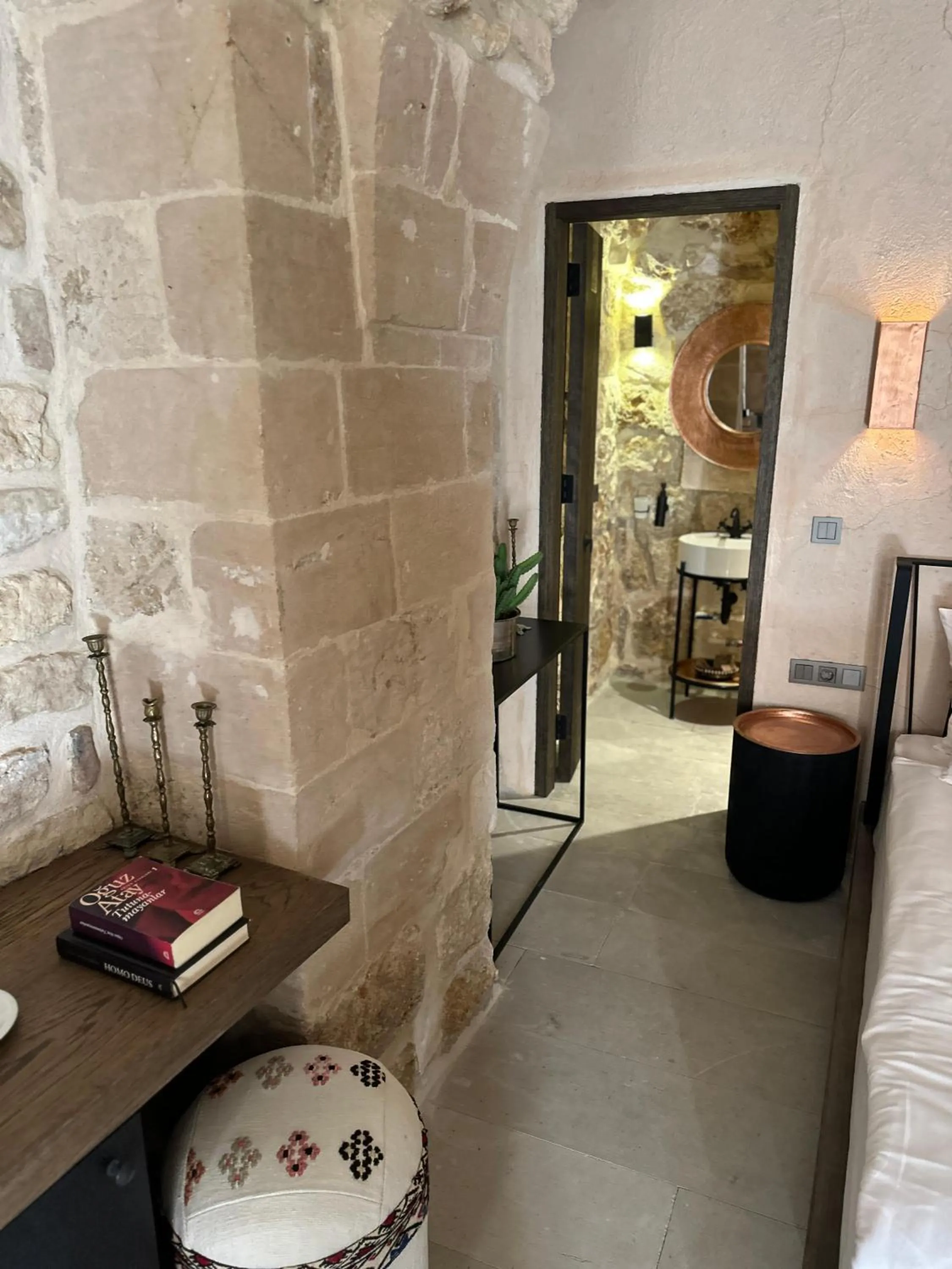 Photo of the whole room, Bed in Mirsoum Han