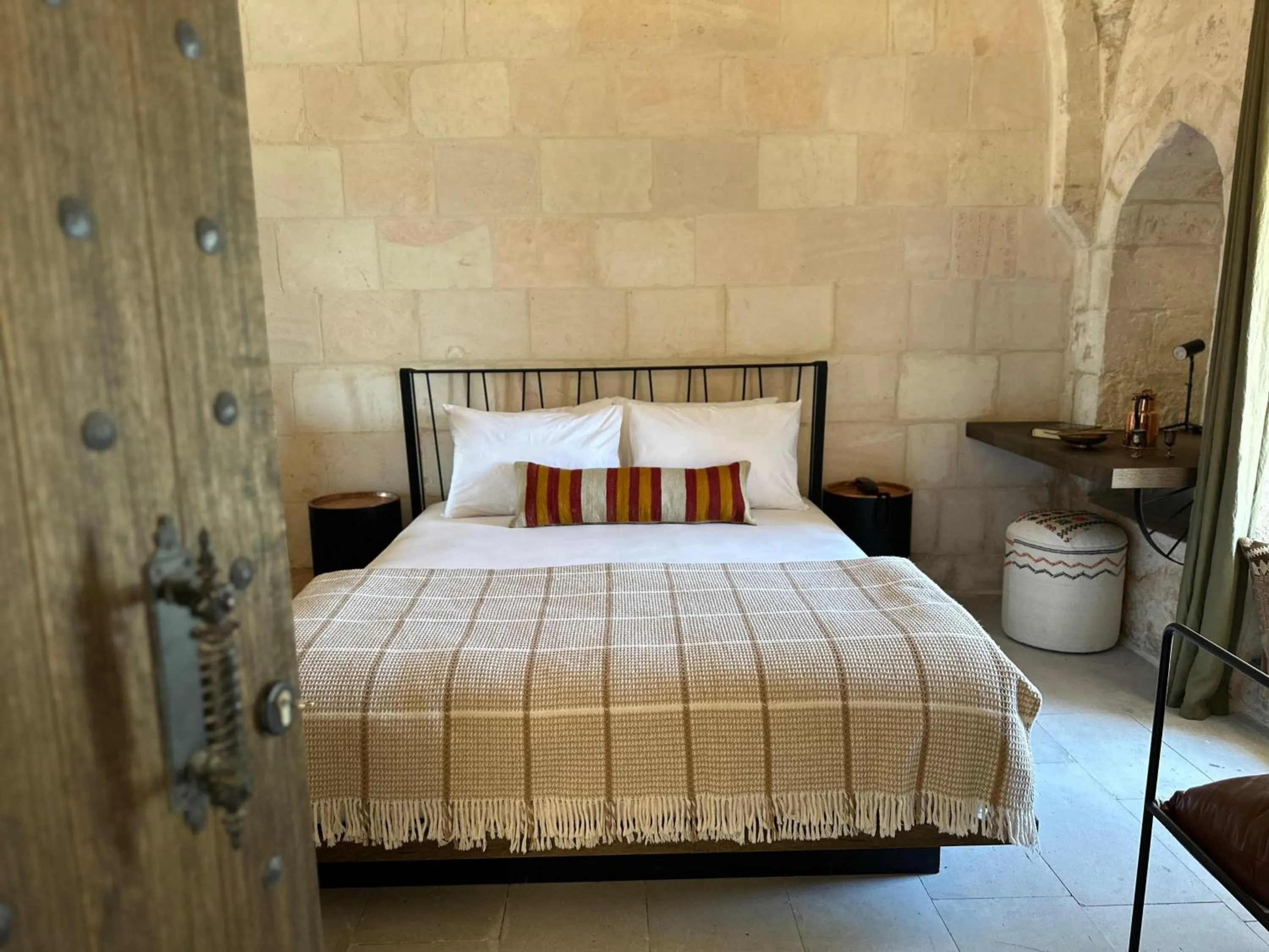 Photo of the whole room, Bed in Mirsoum Han