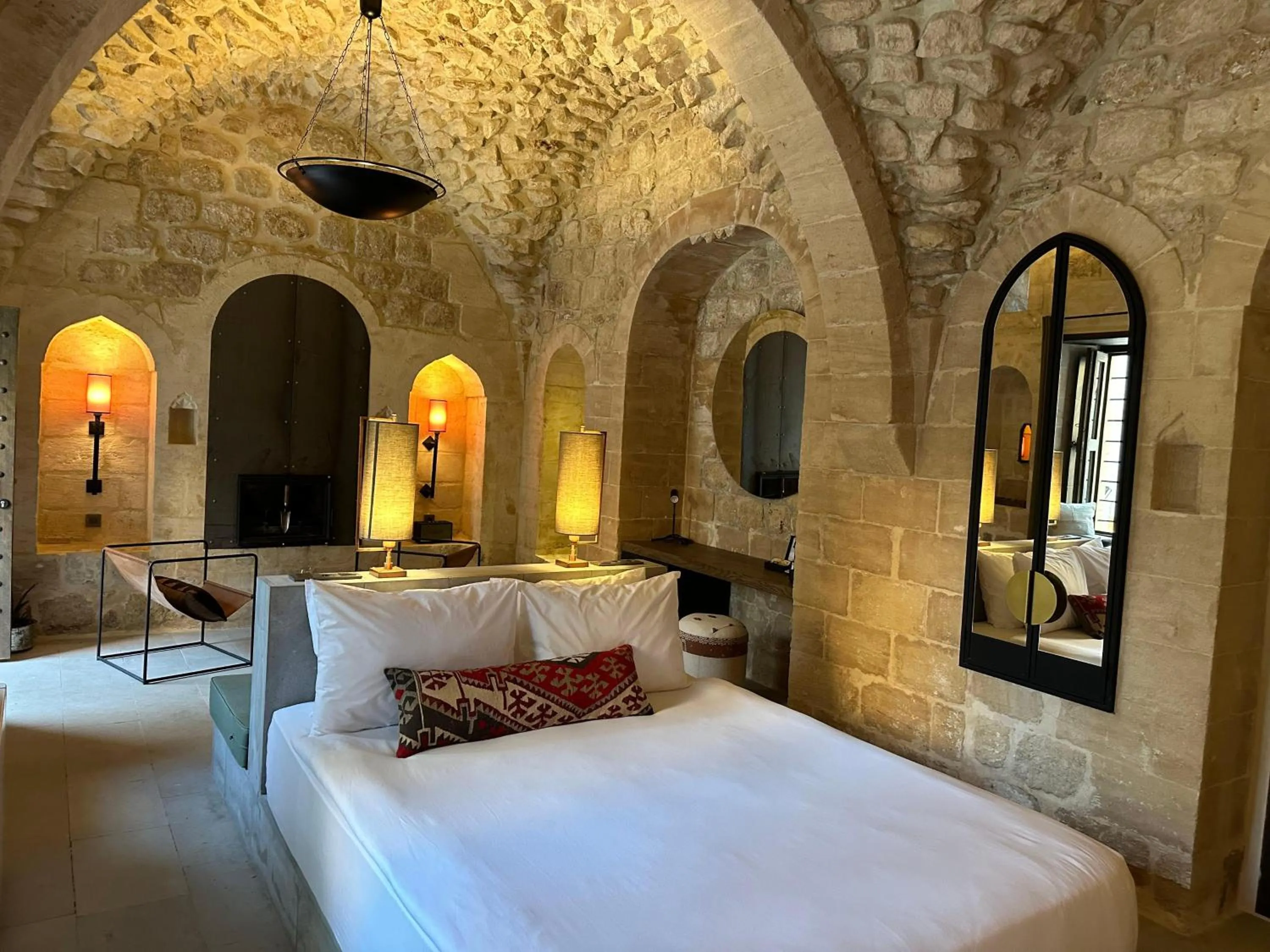 Photo of the whole room, Bed in Mirsoum Han