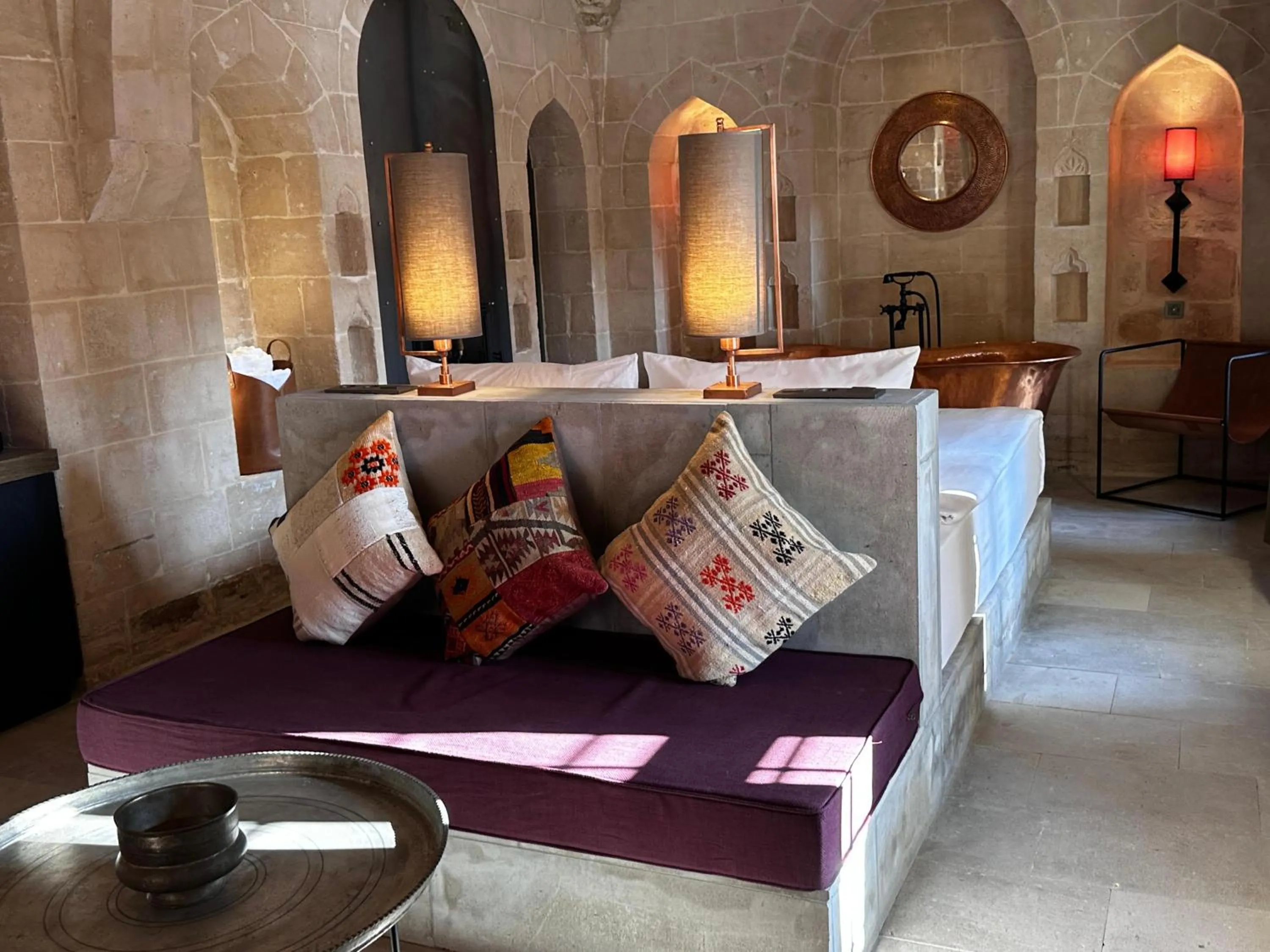 Photo of the whole room, Bed in Mirsoum Han