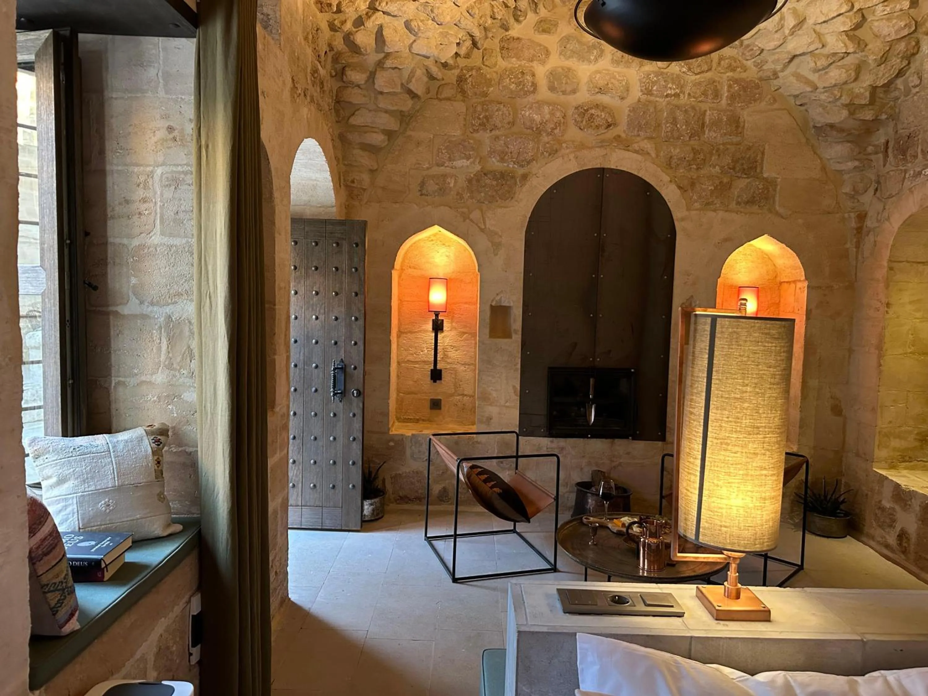 Photo of the whole room, Bed in Mirsoum Han