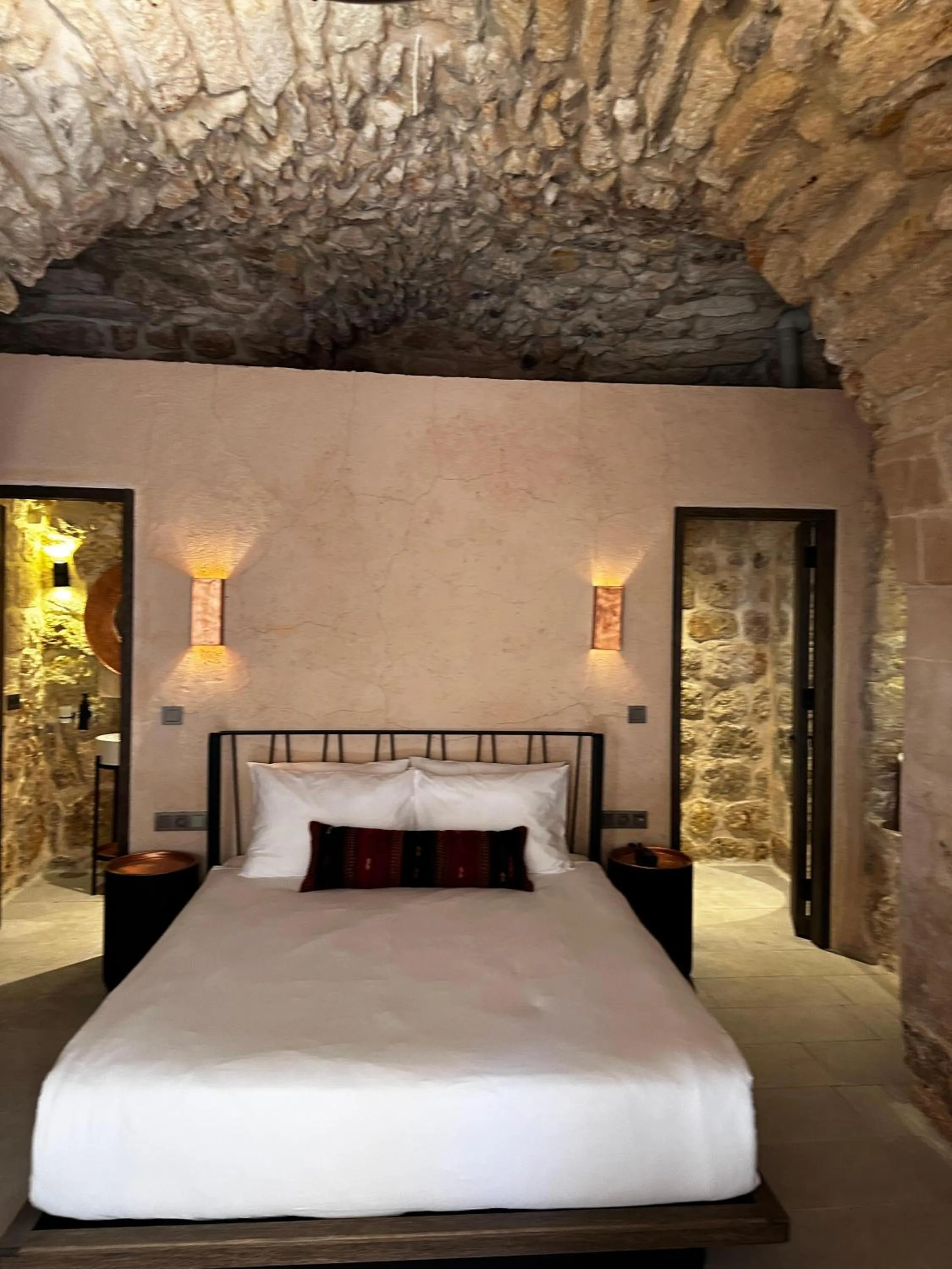 Photo of the whole room, Bed in Mirsoum Han