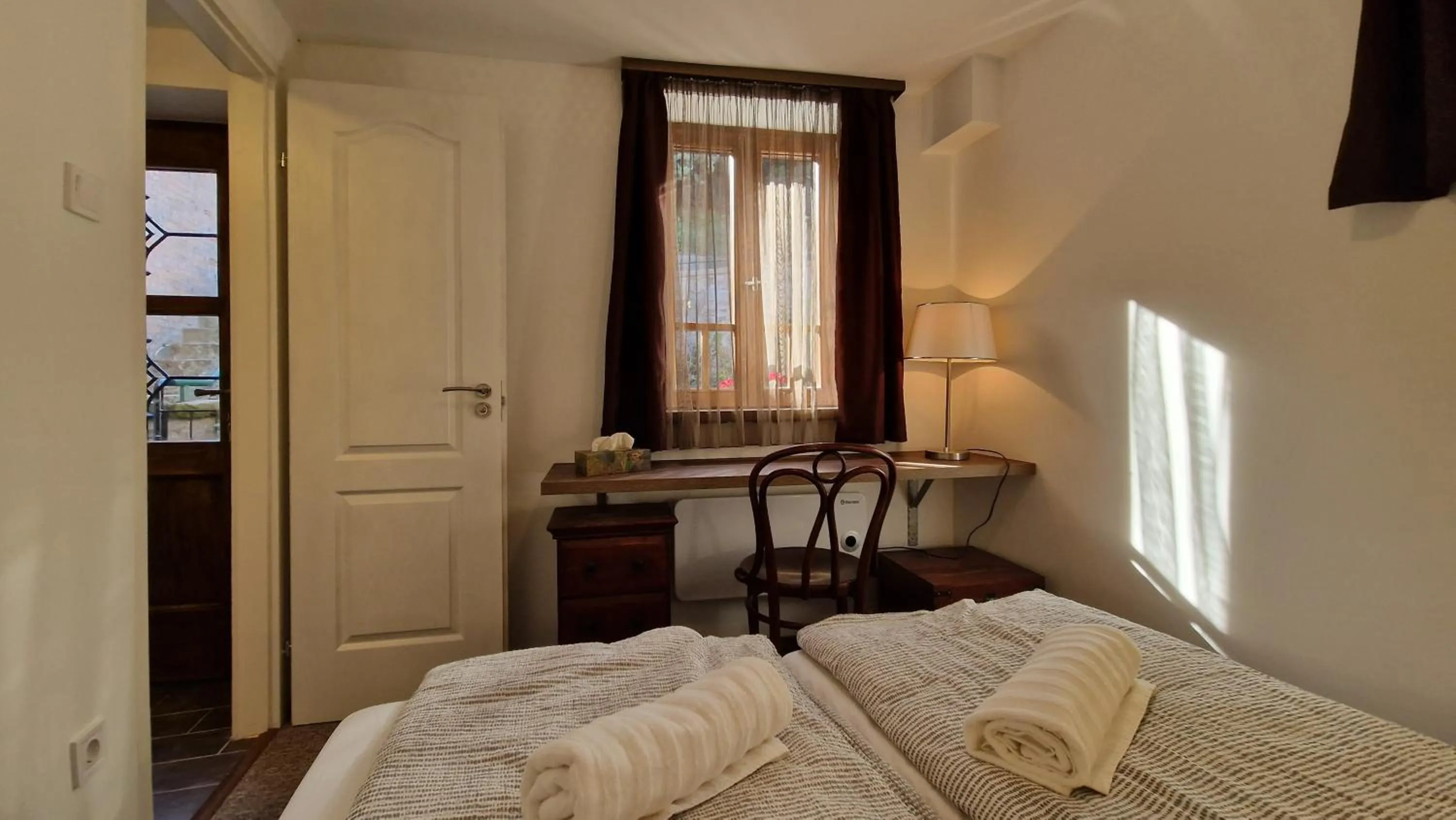 Bedroom, Bed in Red Lion Pub & Apartments Szentendre