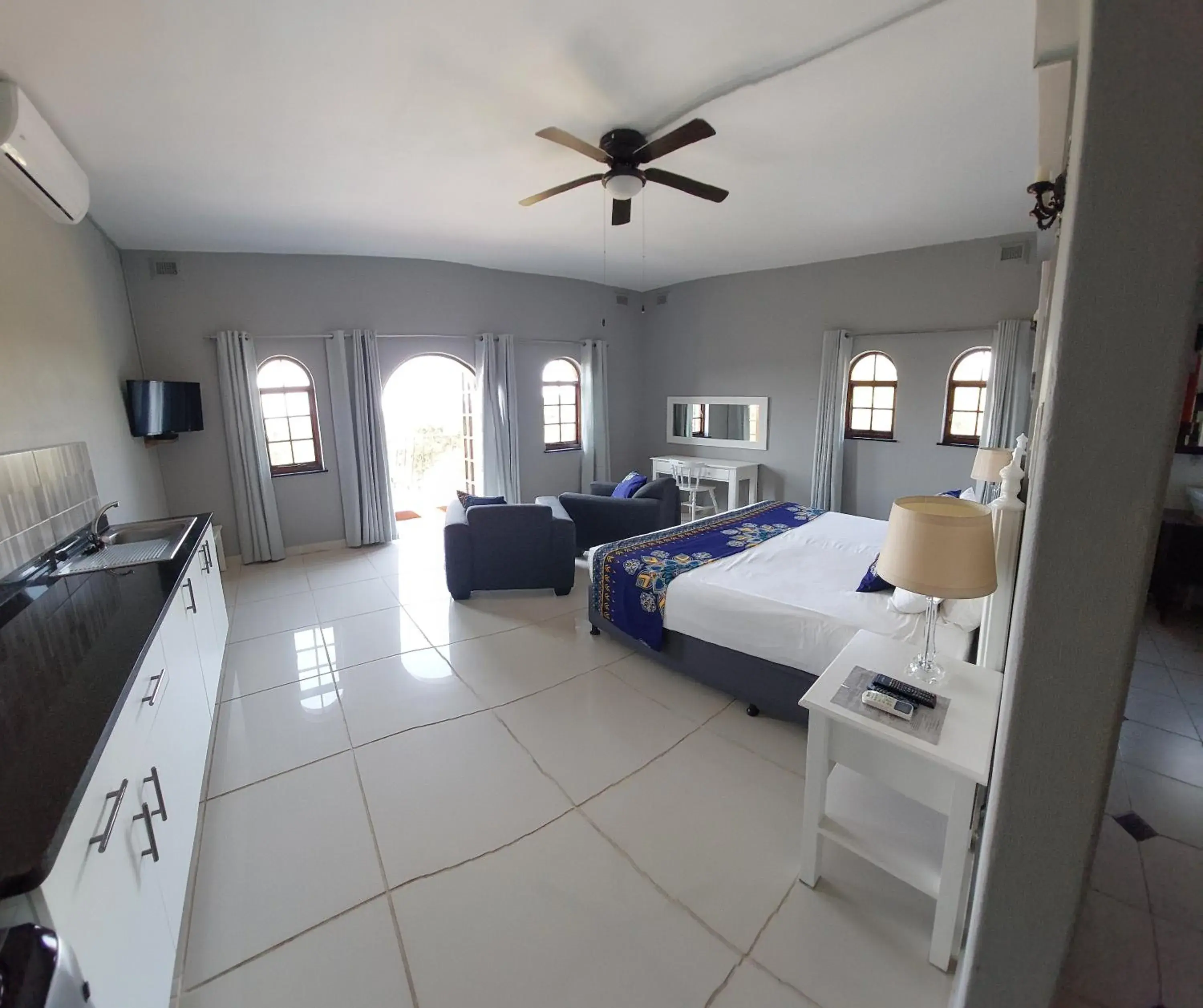 Deluxe Double Room with Balcony and Sea View in Fairway Guest Lodge Deluxe Double Room with Balcony and Sea View in Fairway Guest Lodge