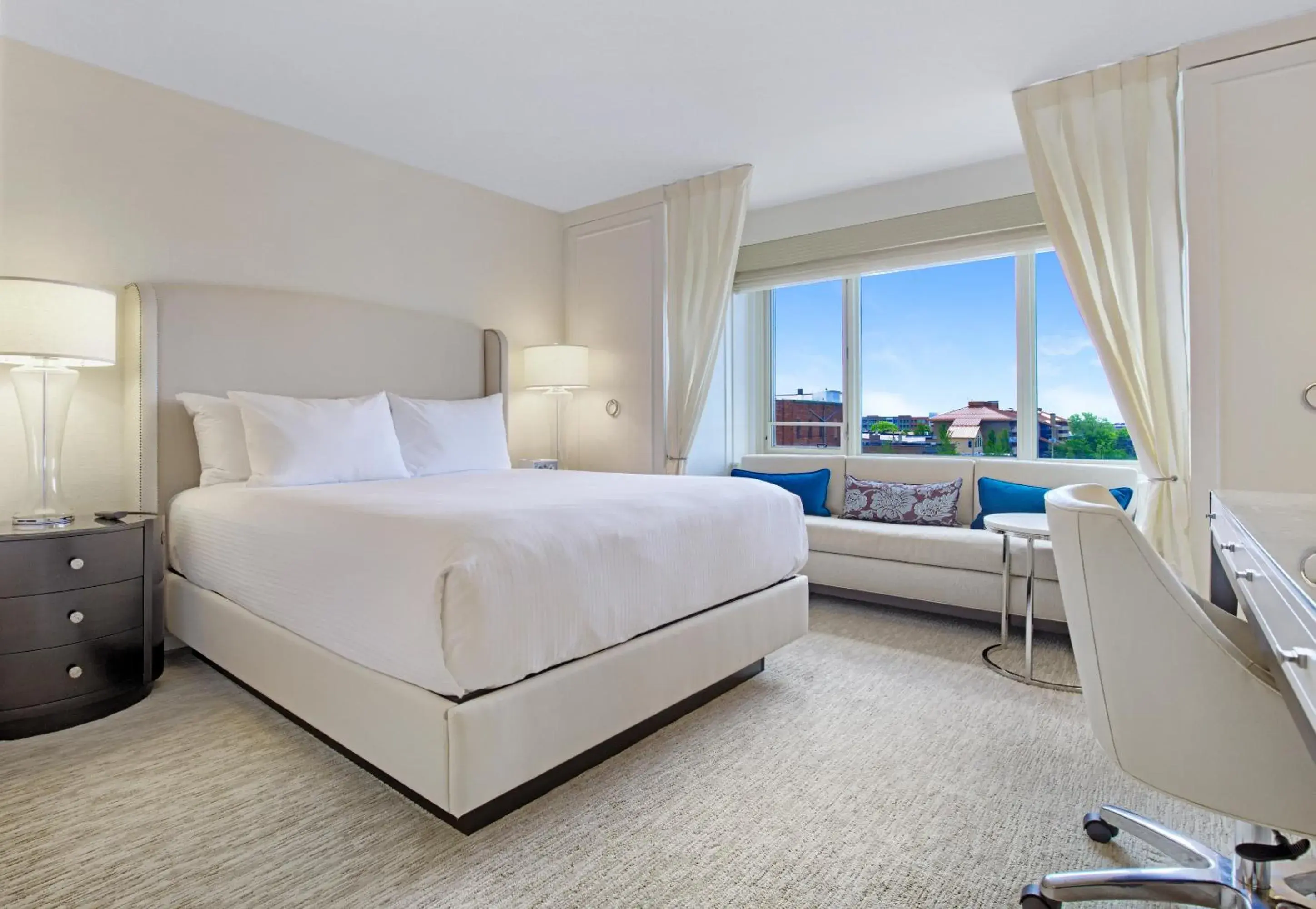 Queen Room - Disability Access in The H Hotel Queen Room - Disability Access in The H Hotel