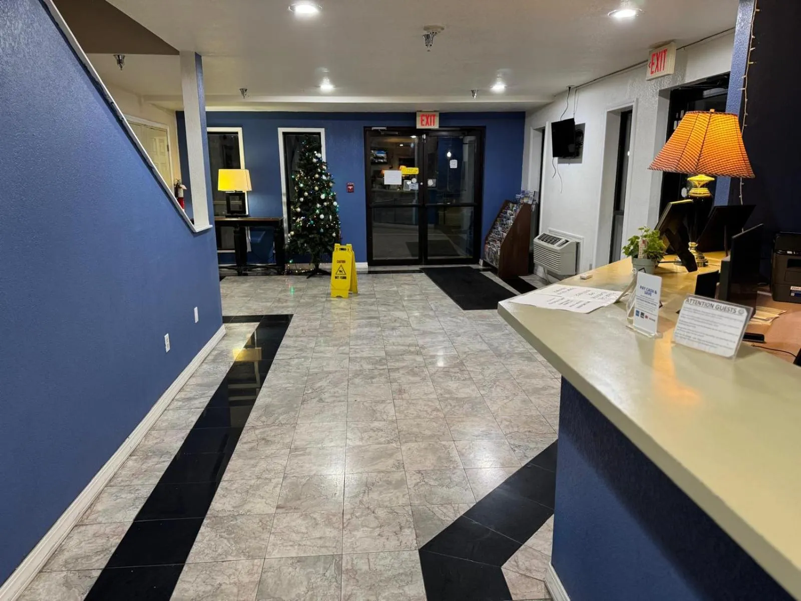 Lobby or reception in Express inn Junction city