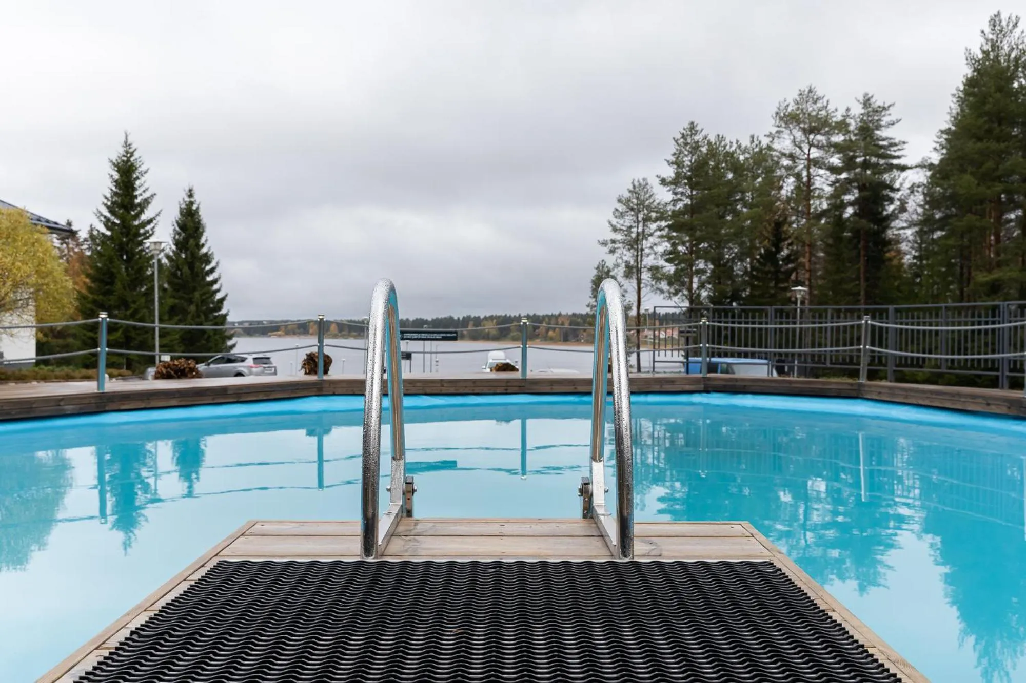 Swimming pool in Aateli Lakeside Chalets - former Vuokatti Suites