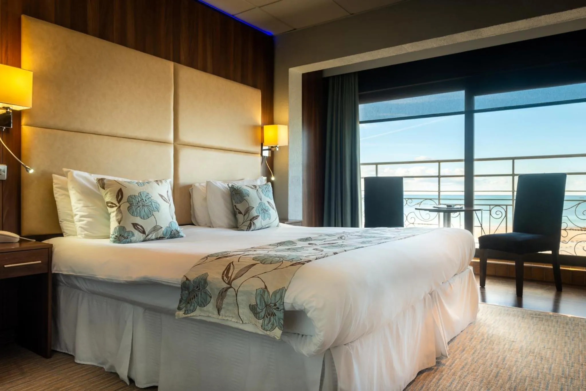 Bed in Hotel Ambassadeur