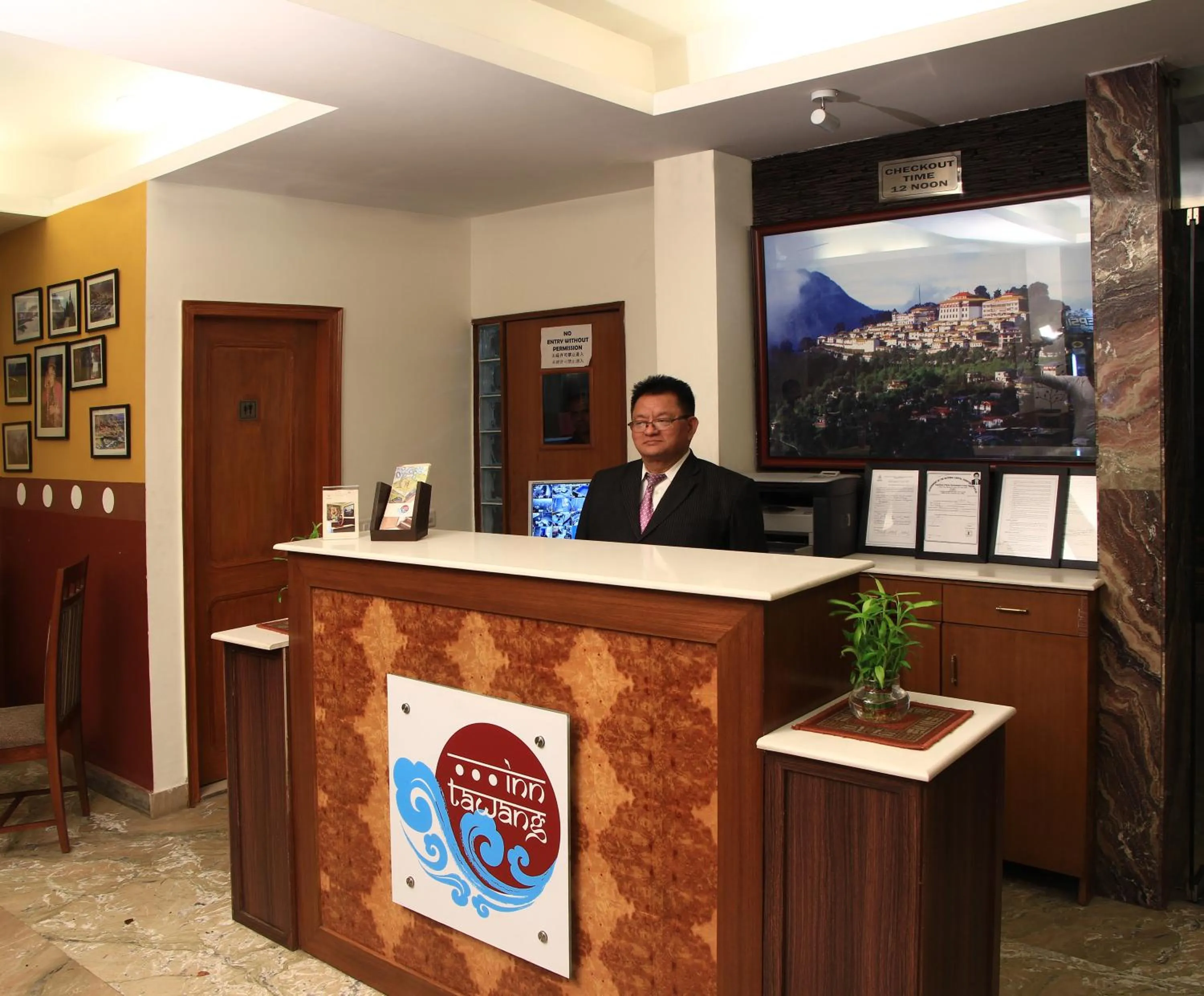 Lobby or reception in Inn Tawang Near B L Kapoor Hospital A Well Hygiene Hotel