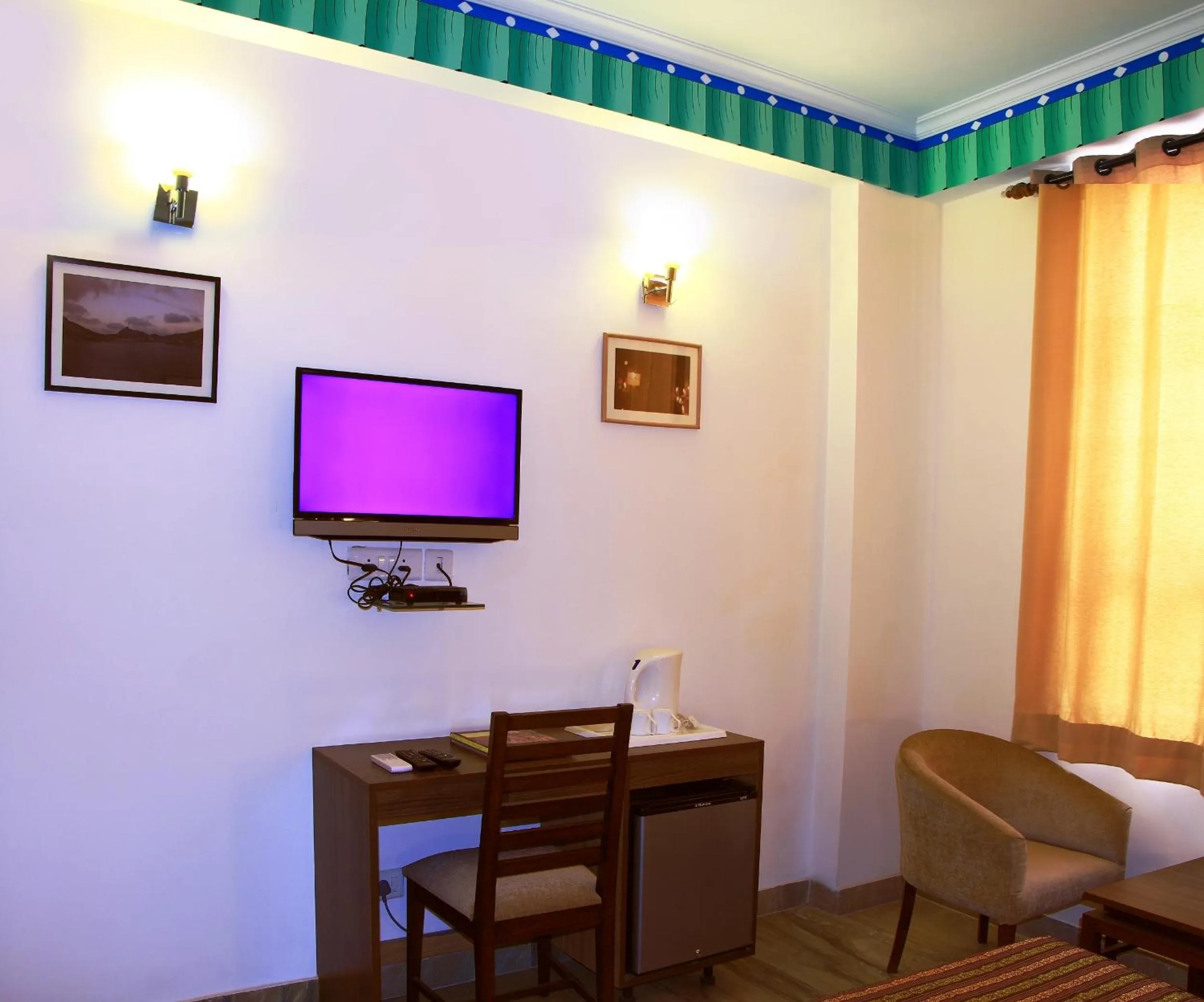 Communal lounge/ TV room in Inn Tawang Near B L Kapoor Hospital A Well Hygiene Hotel
