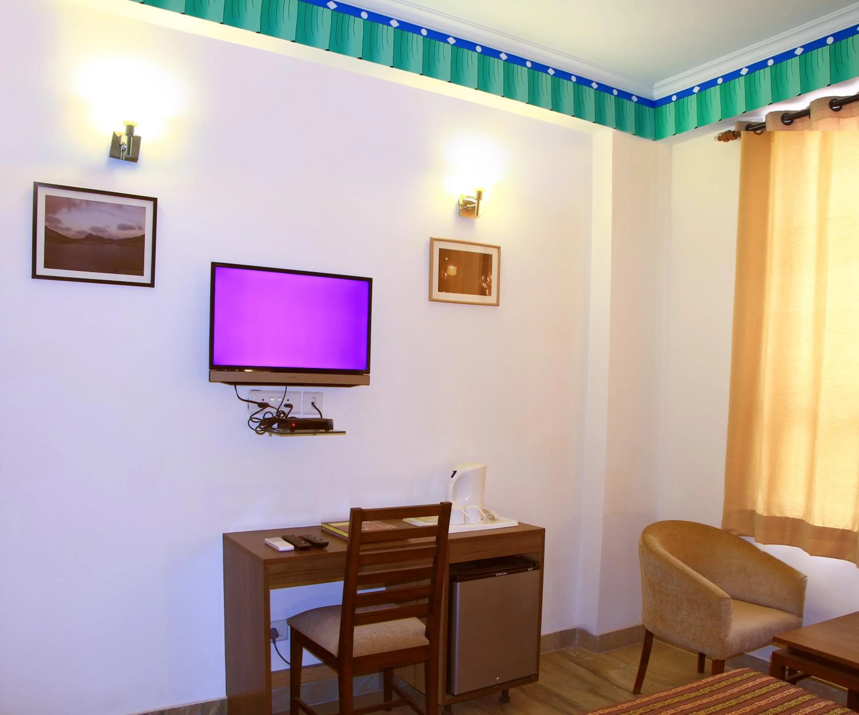 TV and multimedia in Inn Tawang Near B L Kapoor Hospital A Well Hygiene Hotel