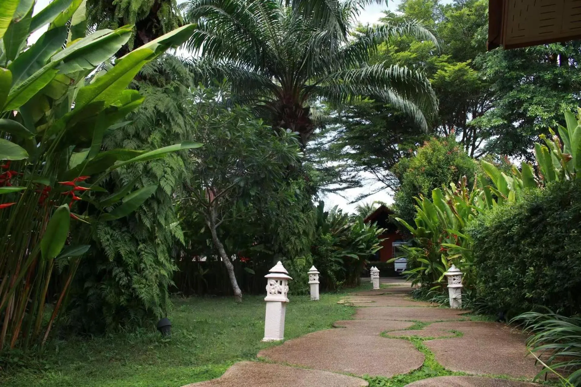 Garden in Blue Bay Resort - Access to Pool and Beach-Phuket & Krabi