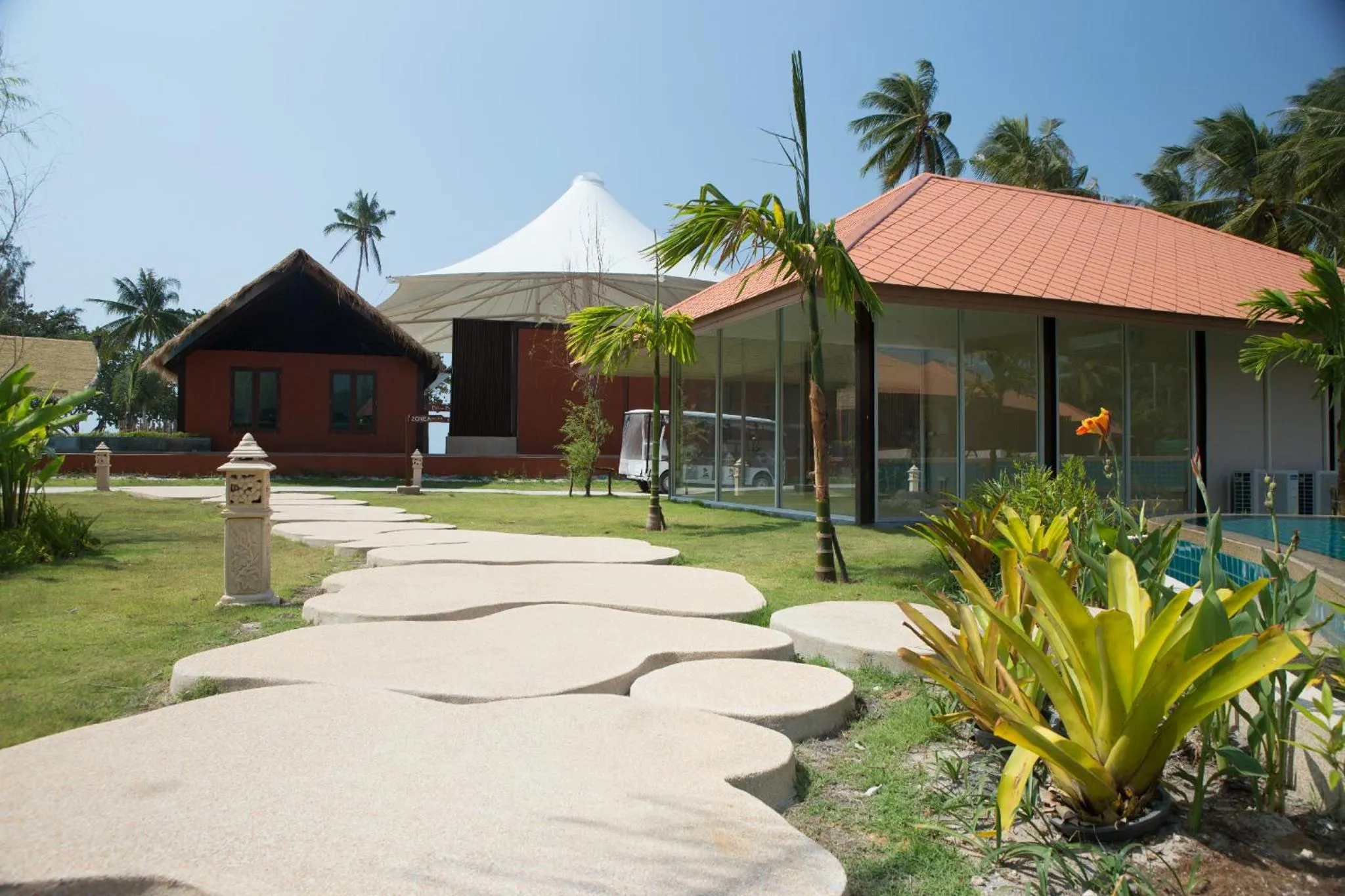 Garden in Blue Bay Resort - Access to Pool and Beach-Phuket & Krabi