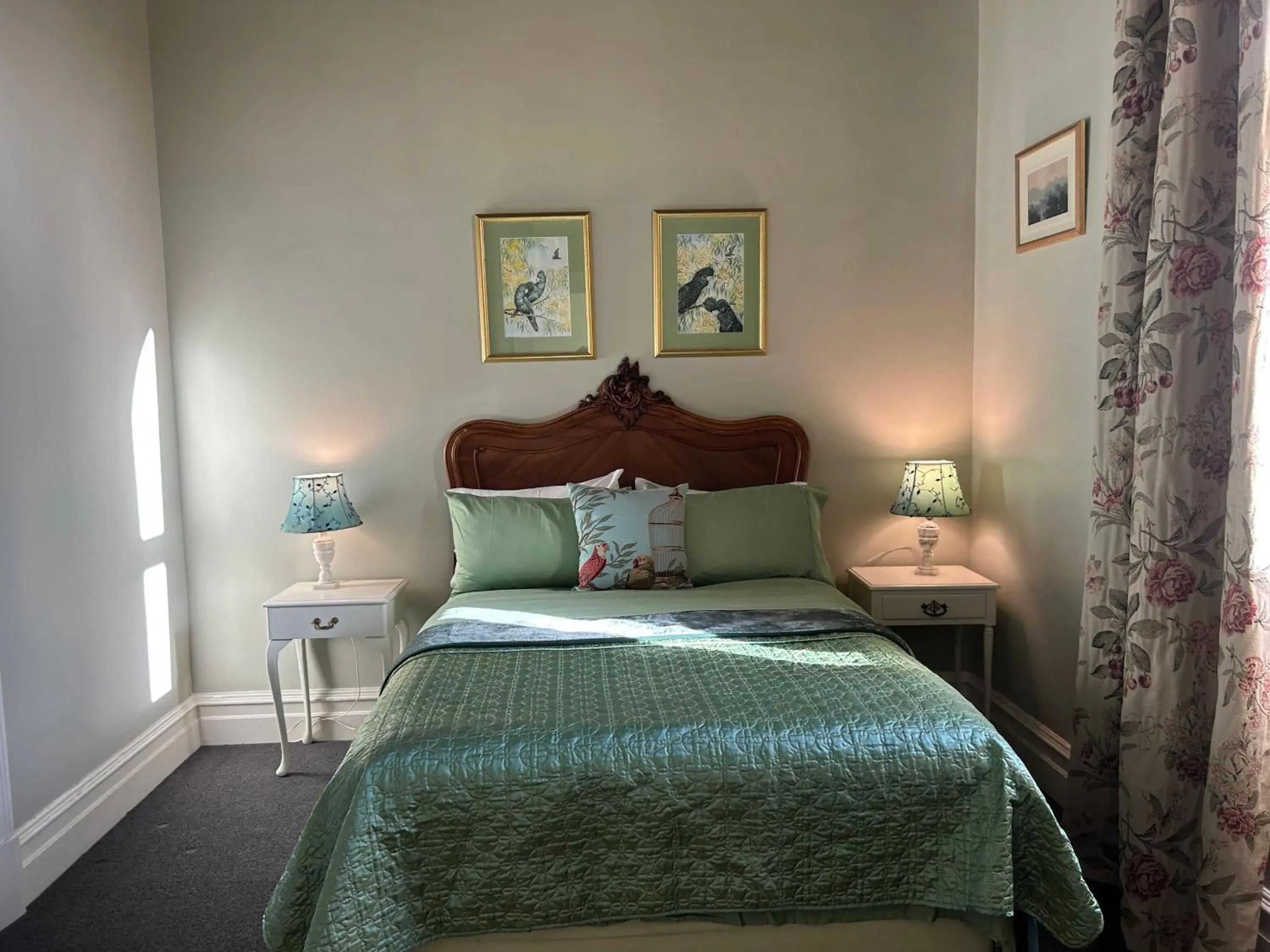 Deluxe Double Room with Bath in Convent at Koroit Deluxe Double Room with Bath in Convent at Koroit