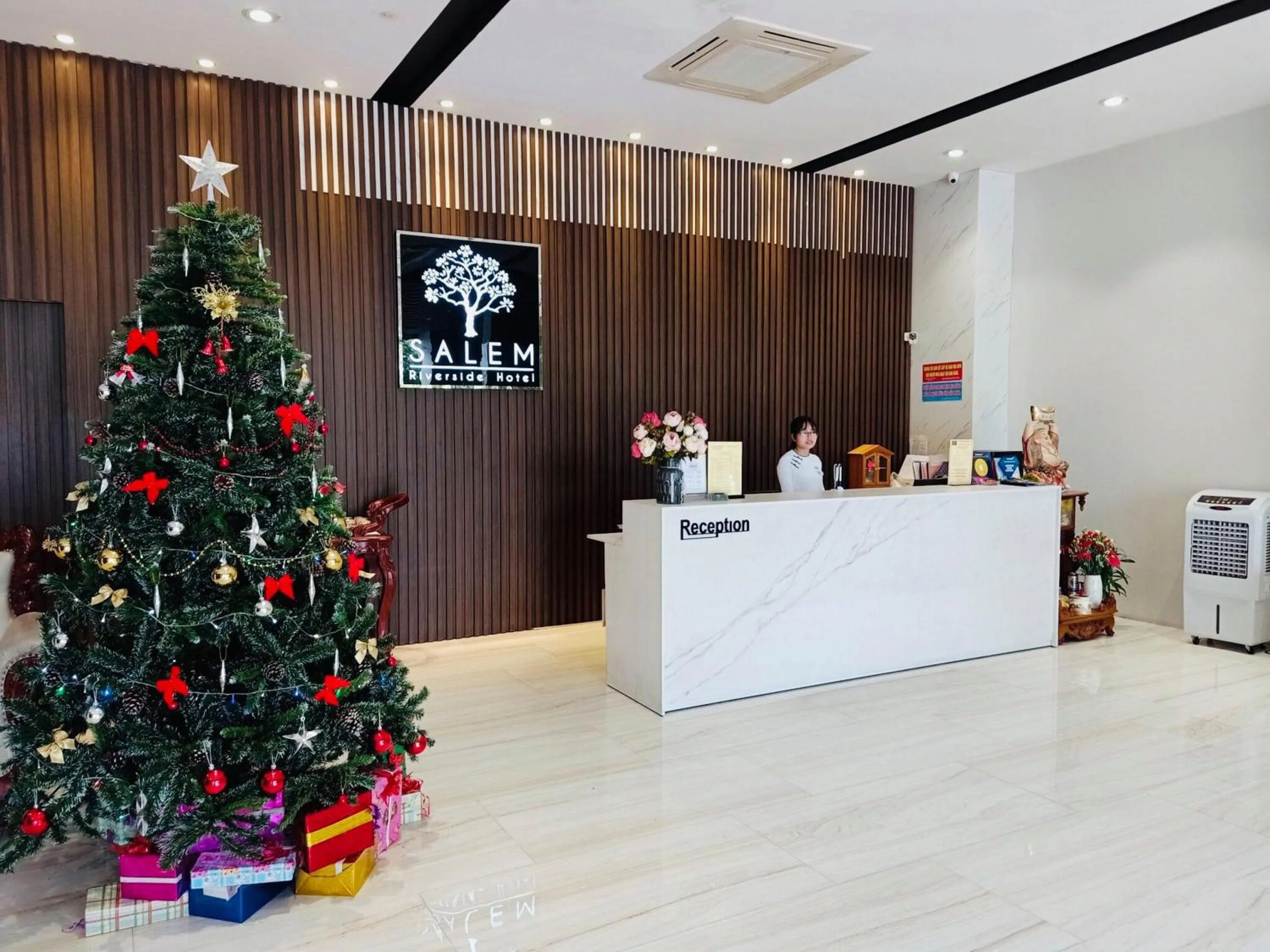 Lobby or reception in Capital O 1200 Salem Riverside Hotel