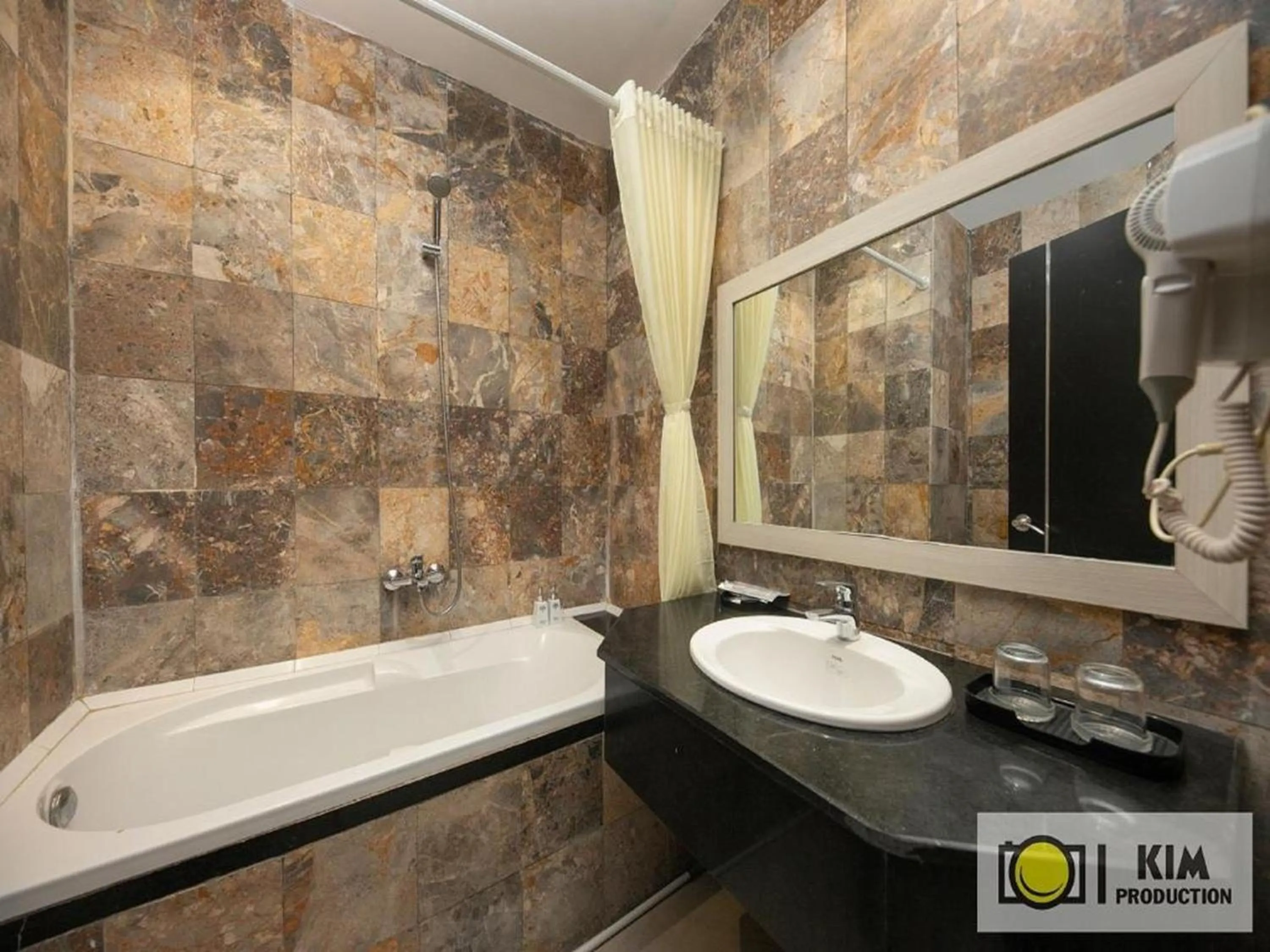 Bathroom in Capital O 1200 Salem Riverside Hotel