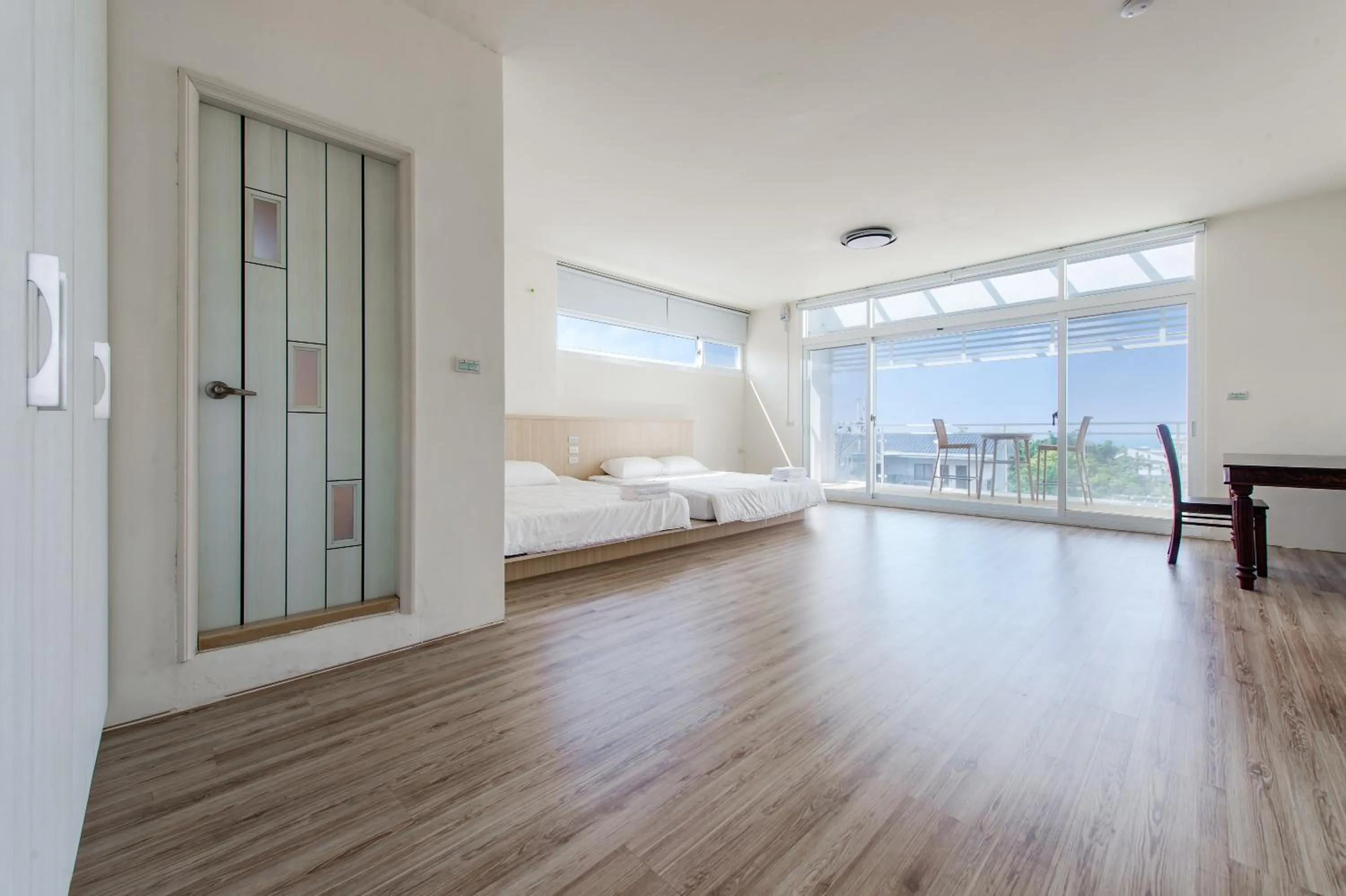 Photo of the whole room, Bed in White House