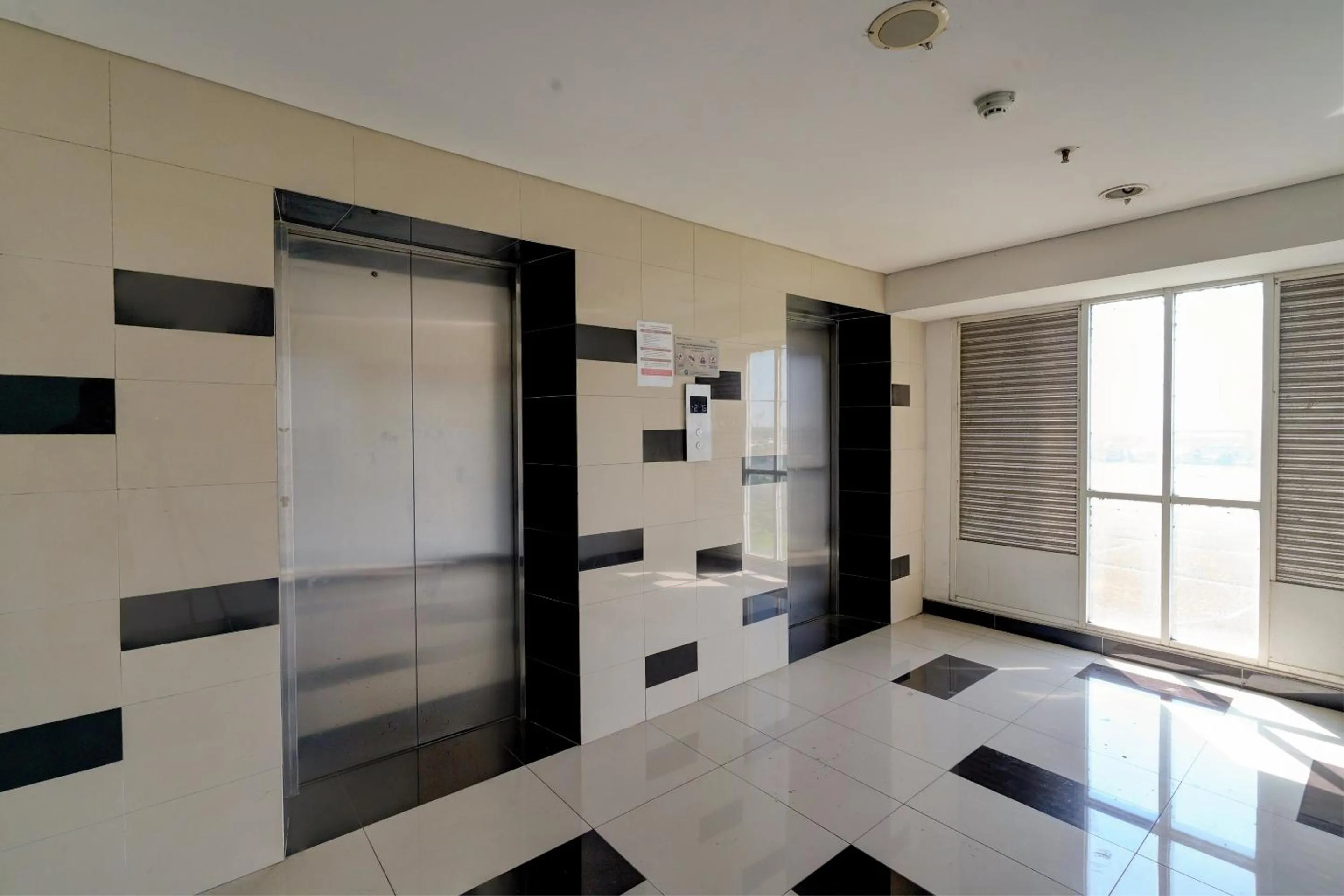 Lobby or reception in OYO Life 92889 Apartement Grand Sentraland Karawang By A.t Room