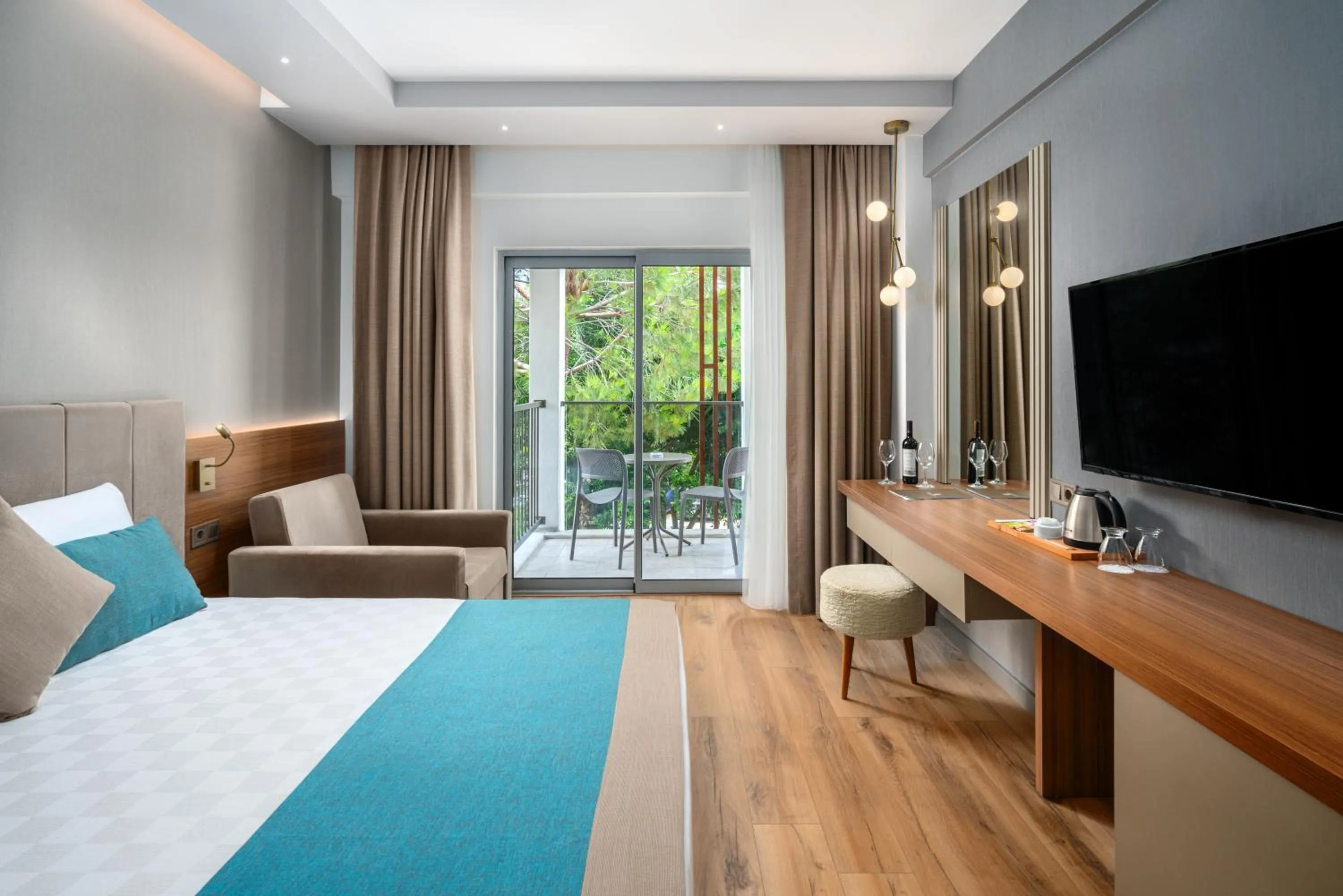 Photo of the whole room, Bed in Side Story Resort & Spa