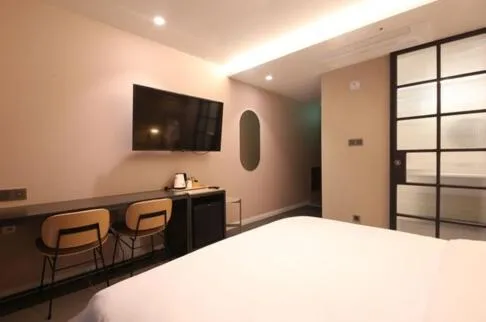 Bed in Brown Dot Hotel Sajik Baseball Stadium