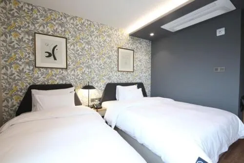 Bed in Brown Dot Hotel Sajik Baseball Stadium