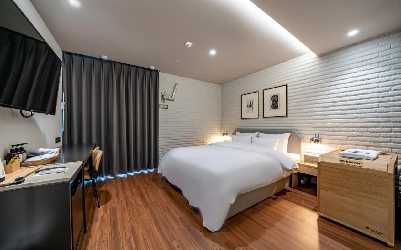 Bed in Brown Dot Hotel Sajik Baseball Stadium