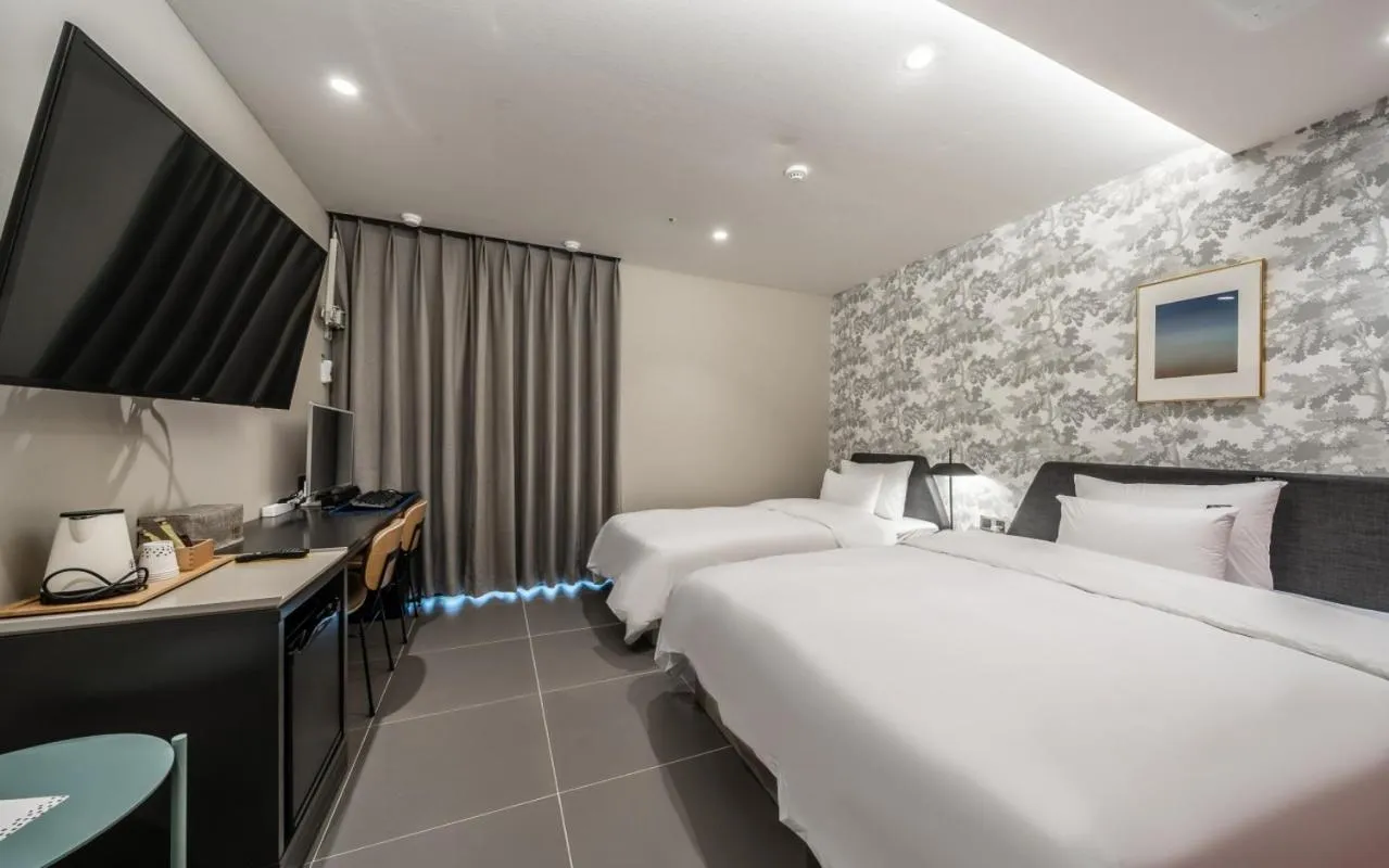 Bed in Brown Dot Hotel Sajik Baseball Stadium