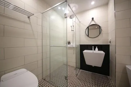 Shower in Brown Dot Hotel Sajik Baseball Stadium