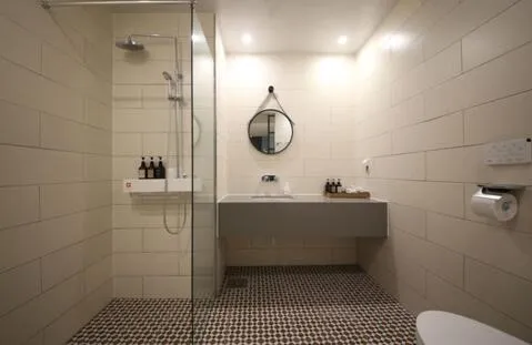 Shower in Brown Dot Hotel Sajik Baseball Stadium