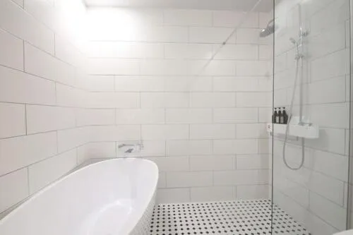 Shower in Brown Dot Hotel Sajik Baseball Stadium