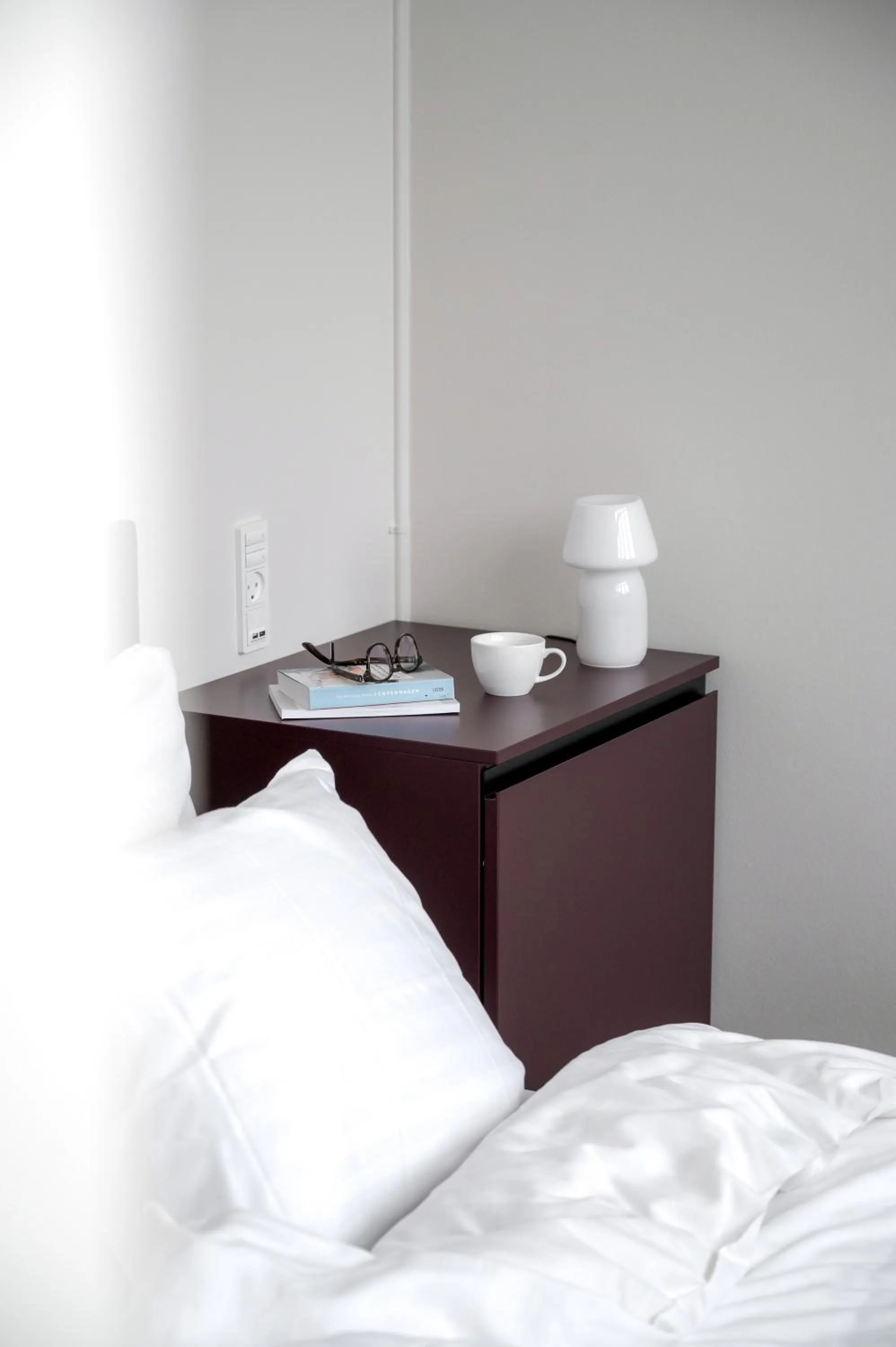 Bedroom, Bed in Beach Trail apartments by Daniel&Jacob's