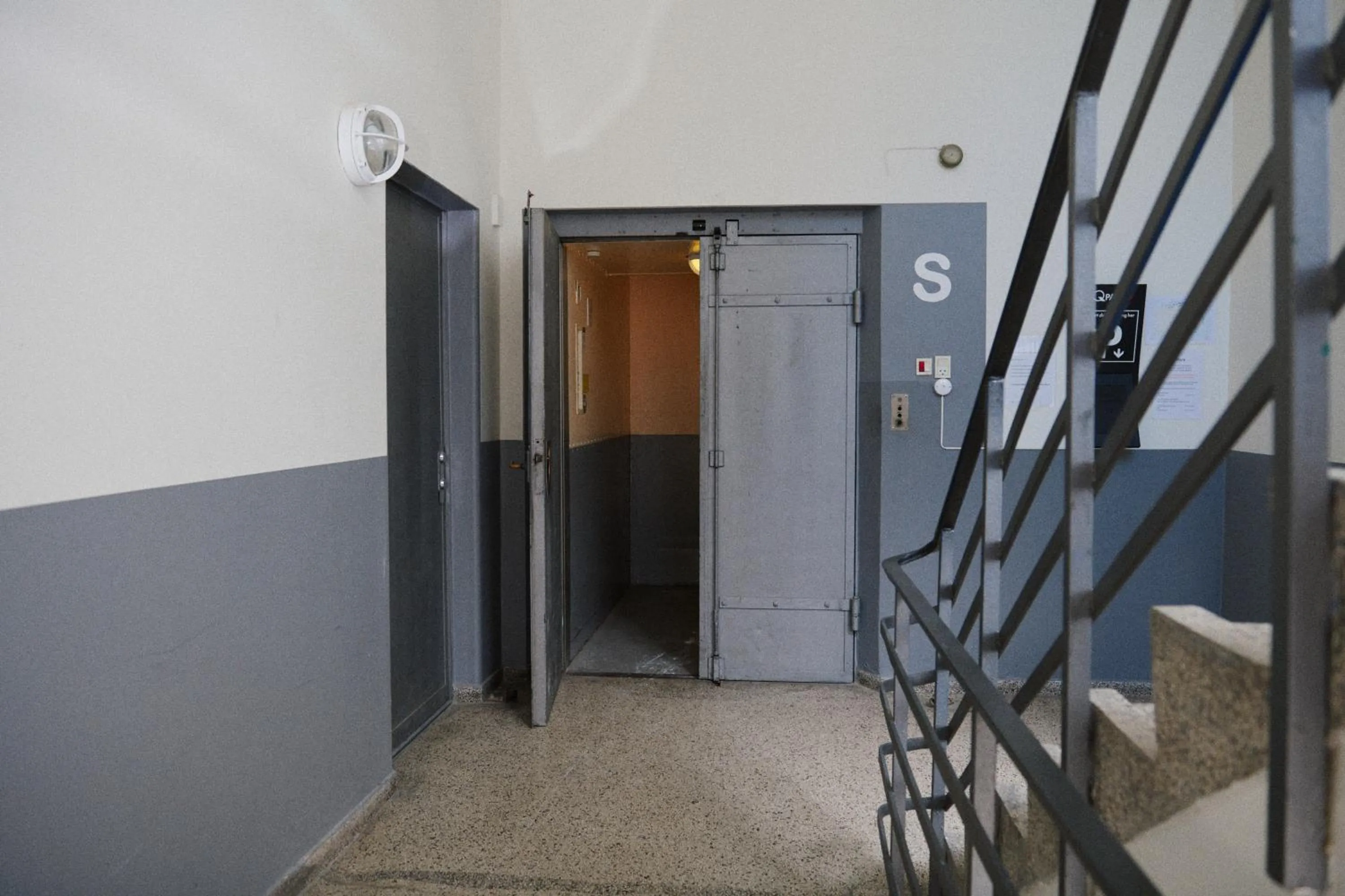 Facade/entrance in Beach Trail apartments by Daniel&Jacob's