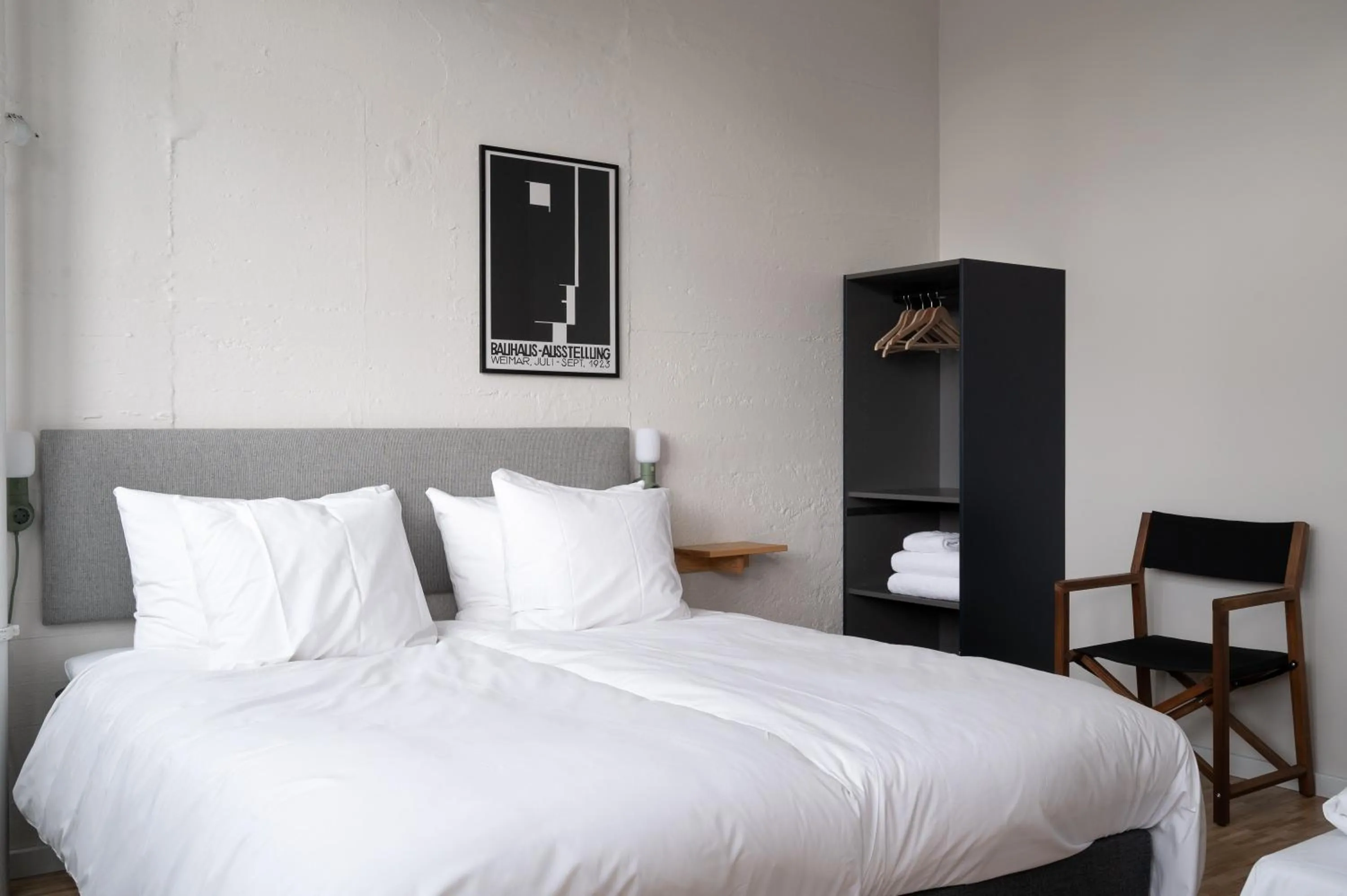 Bedroom, Bed in Beach Trail apartments by Daniel&Jacob's