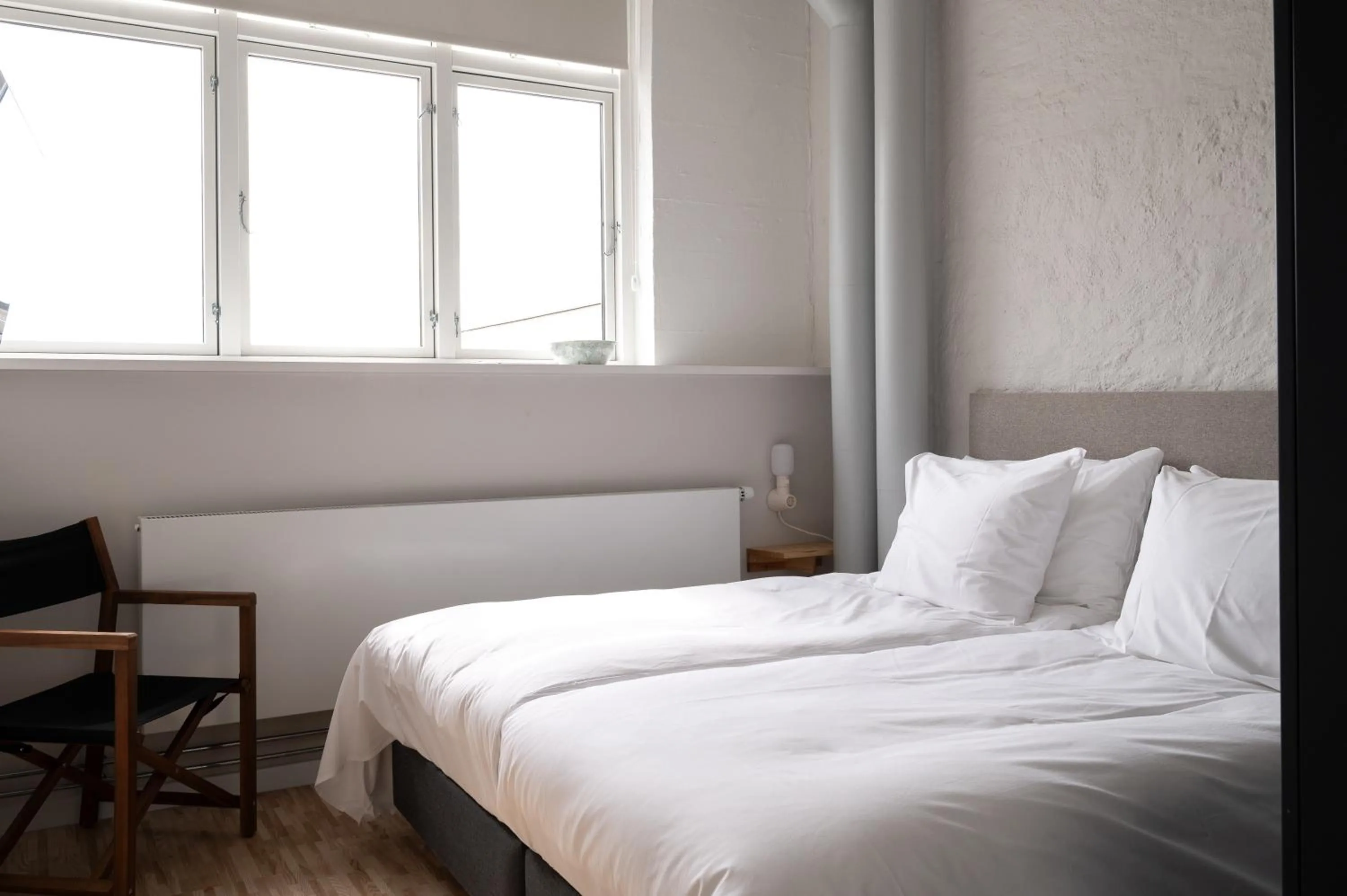 Bedroom, Bed in Beach Trail apartments by Daniel&Jacob's