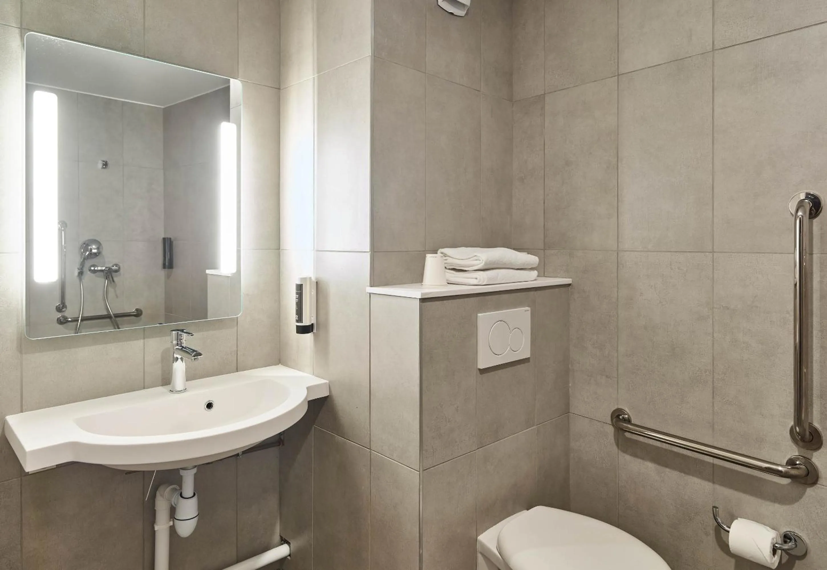 Bathroom in B&B HOTEL Versailles Rocquencourt