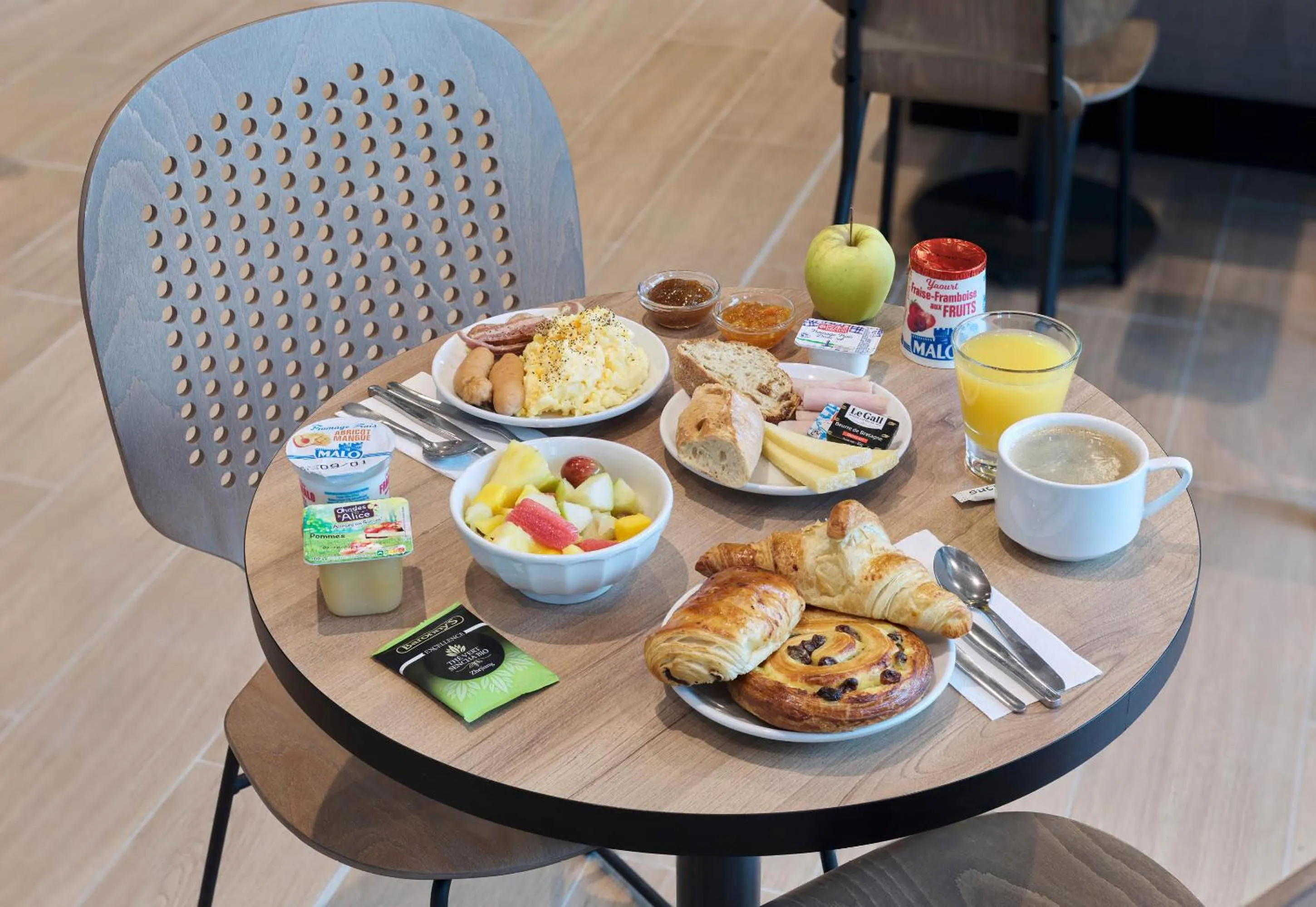 Breakfast in B&B HOTEL Versailles Rocquencourt