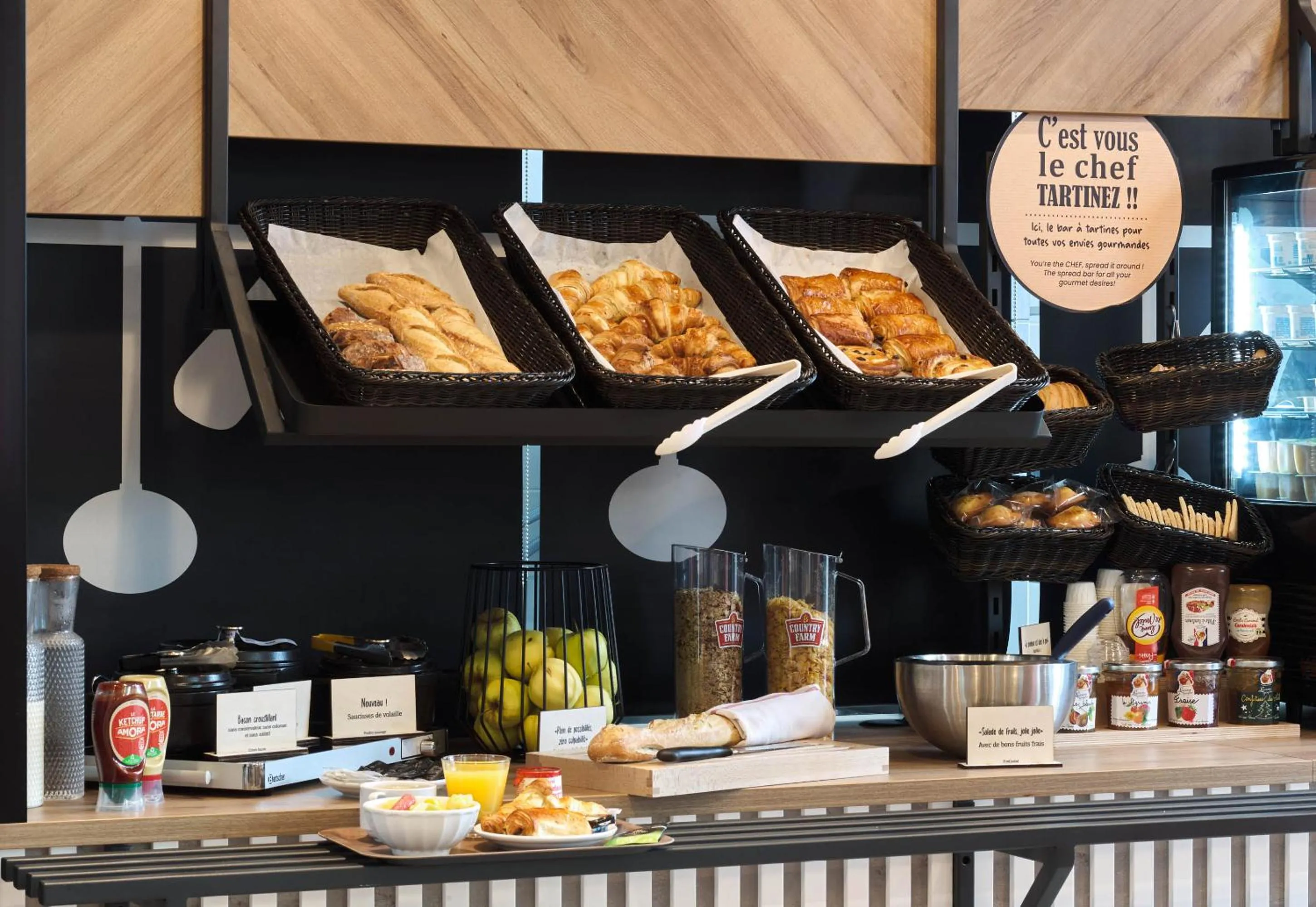 Breakfast in B&B HOTEL Versailles Rocquencourt