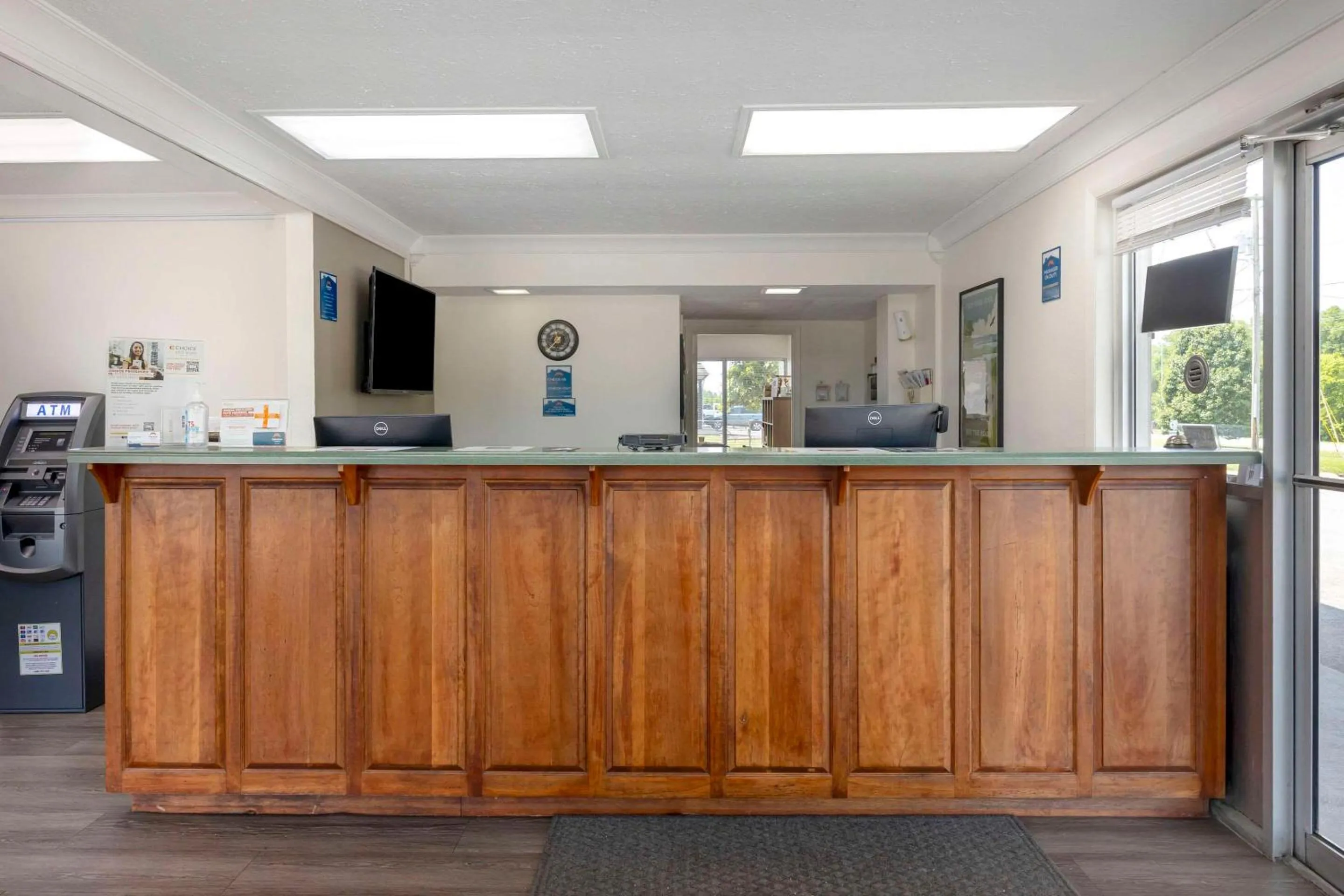 Lobby or reception, Lobby/Reception in Suburban Studios Cookeville