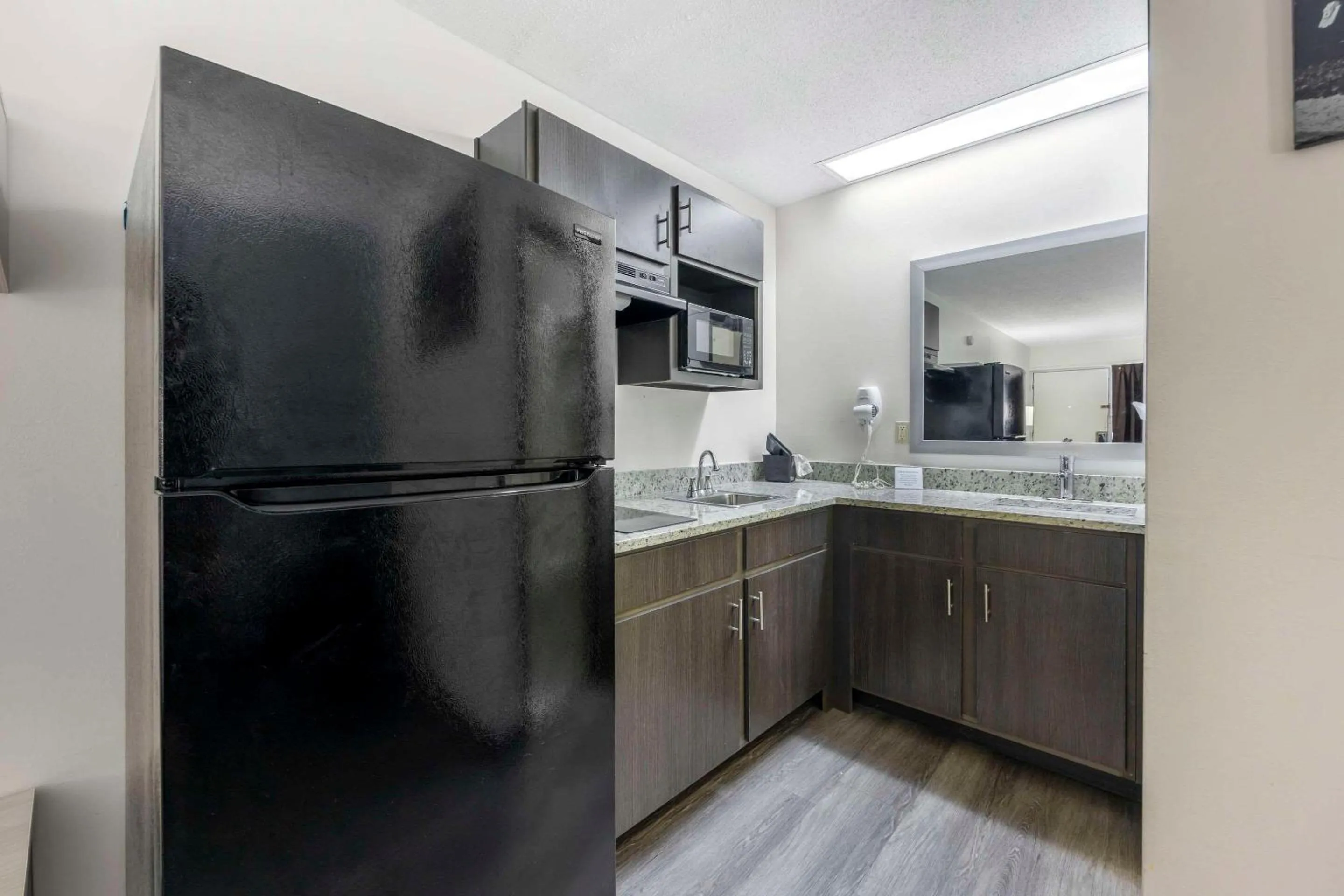 Bedroom, Kitchen/Kitchenette in Suburban Studios Cookeville