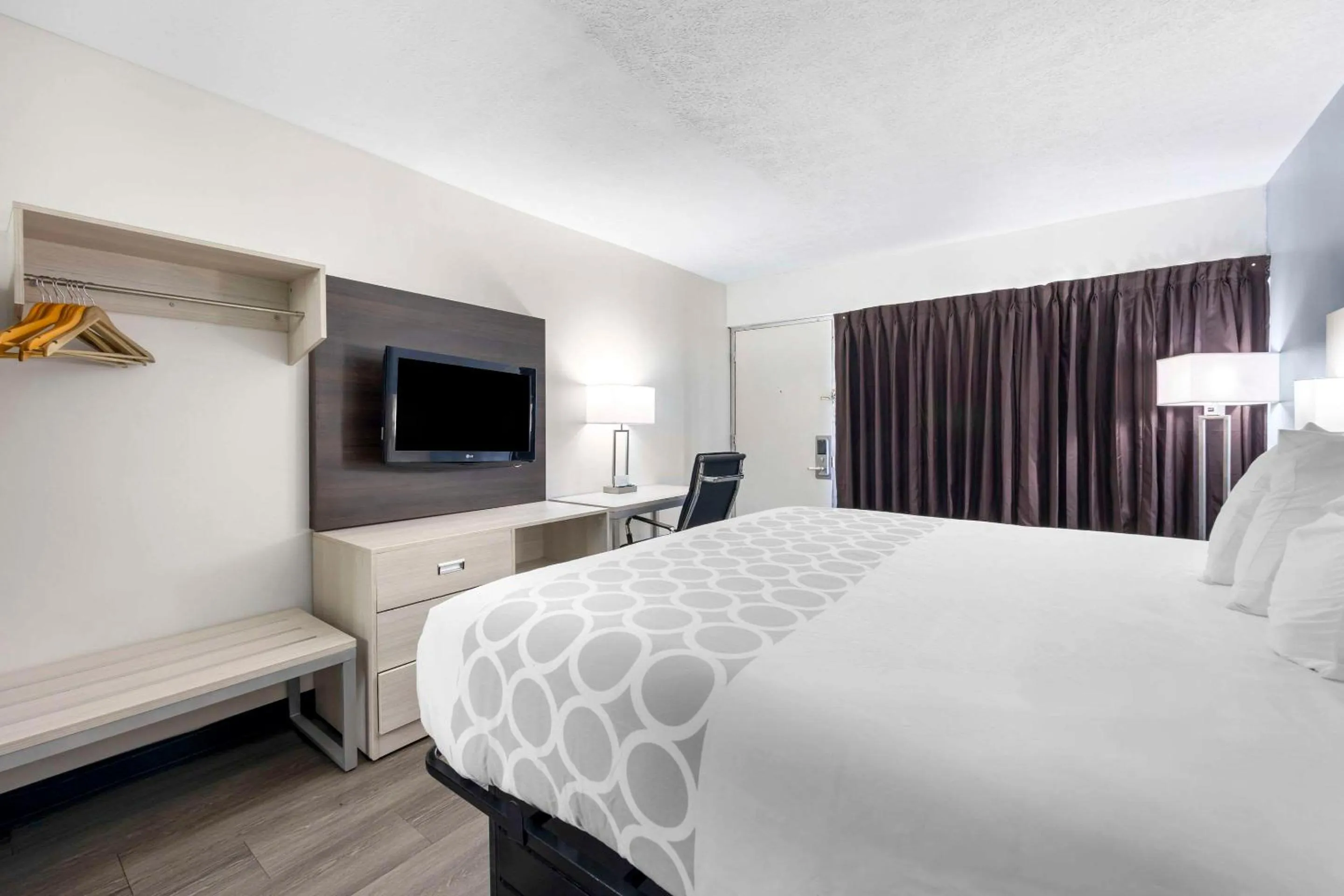 Bedroom, Bed in Suburban Studios Cookeville