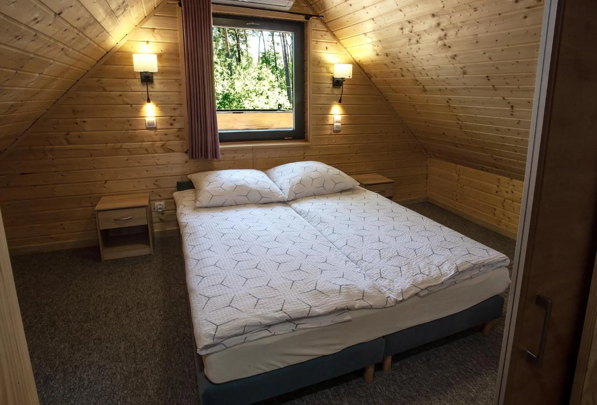 Bed in Hotel Zielony & OW Borowik & Pensjonat Manhattan - Centrum Rekreacji i Wypoczynku GASTROTUR