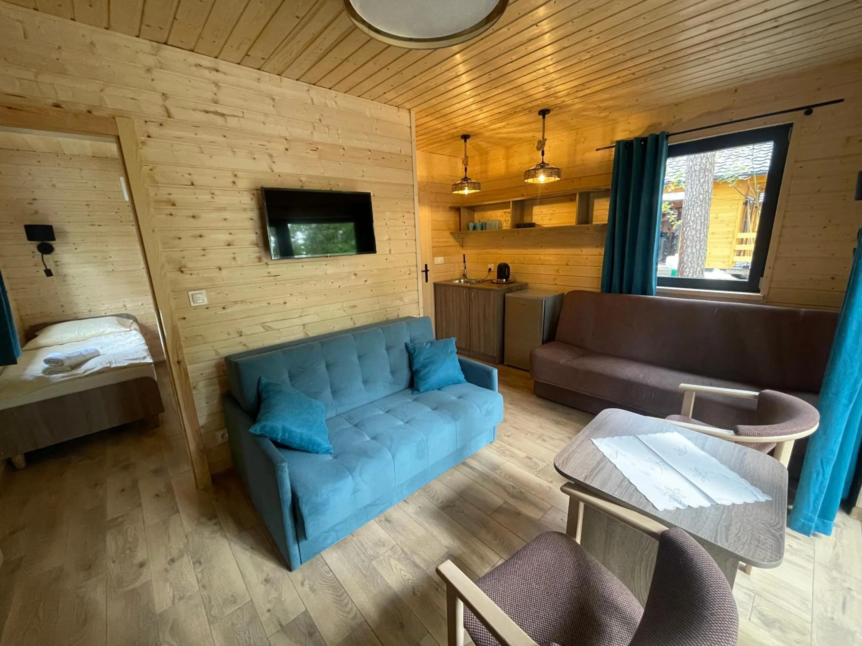 Bed in Hotel Zielony & OW Borowik & Pensjonat Manhattan - Centrum Rekreacji i Wypoczynku GASTROTUR