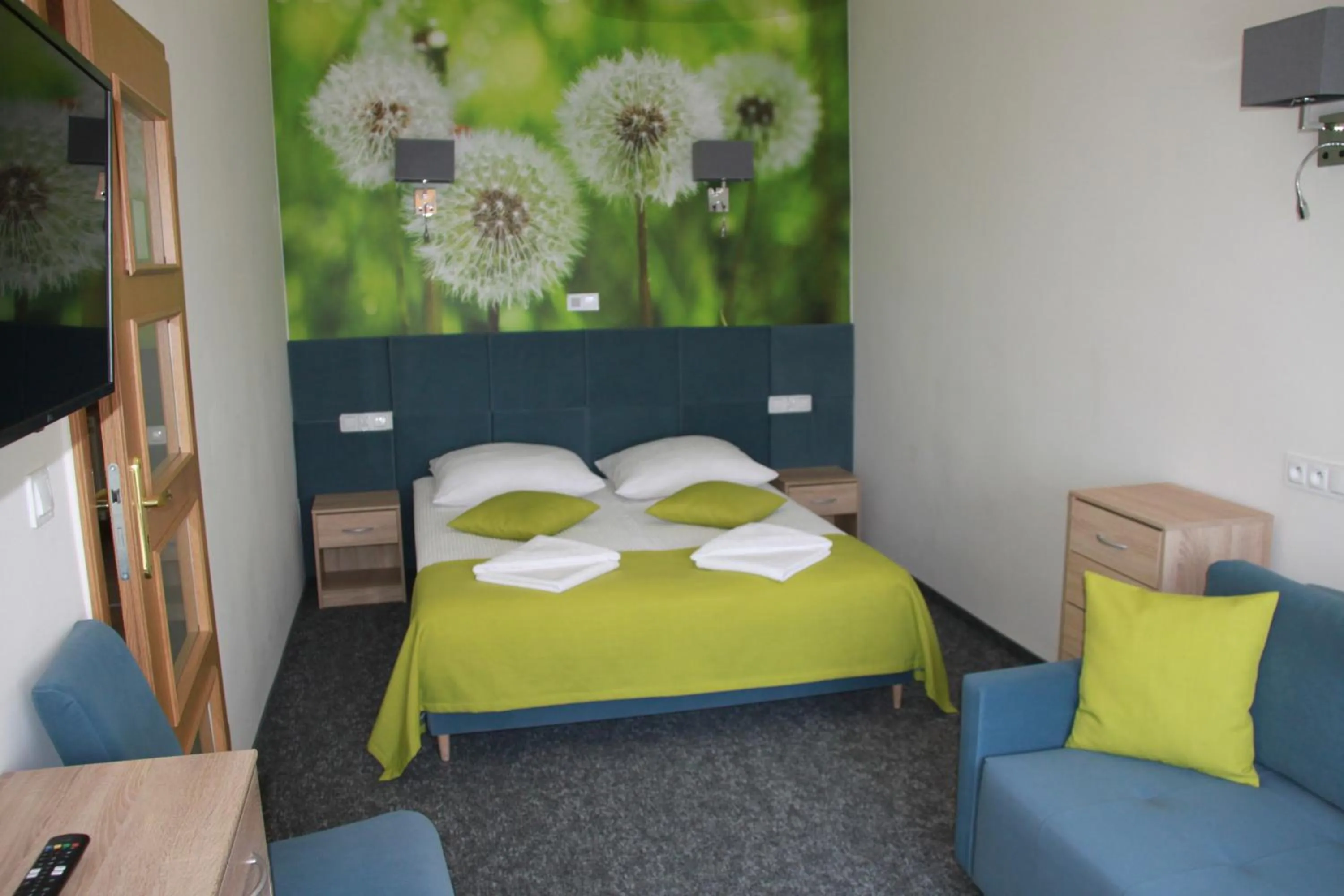 Bed in Hotel Zielony & OW Borowik & Pensjonat Manhattan - Centrum Rekreacji i Wypoczynku GASTROTUR