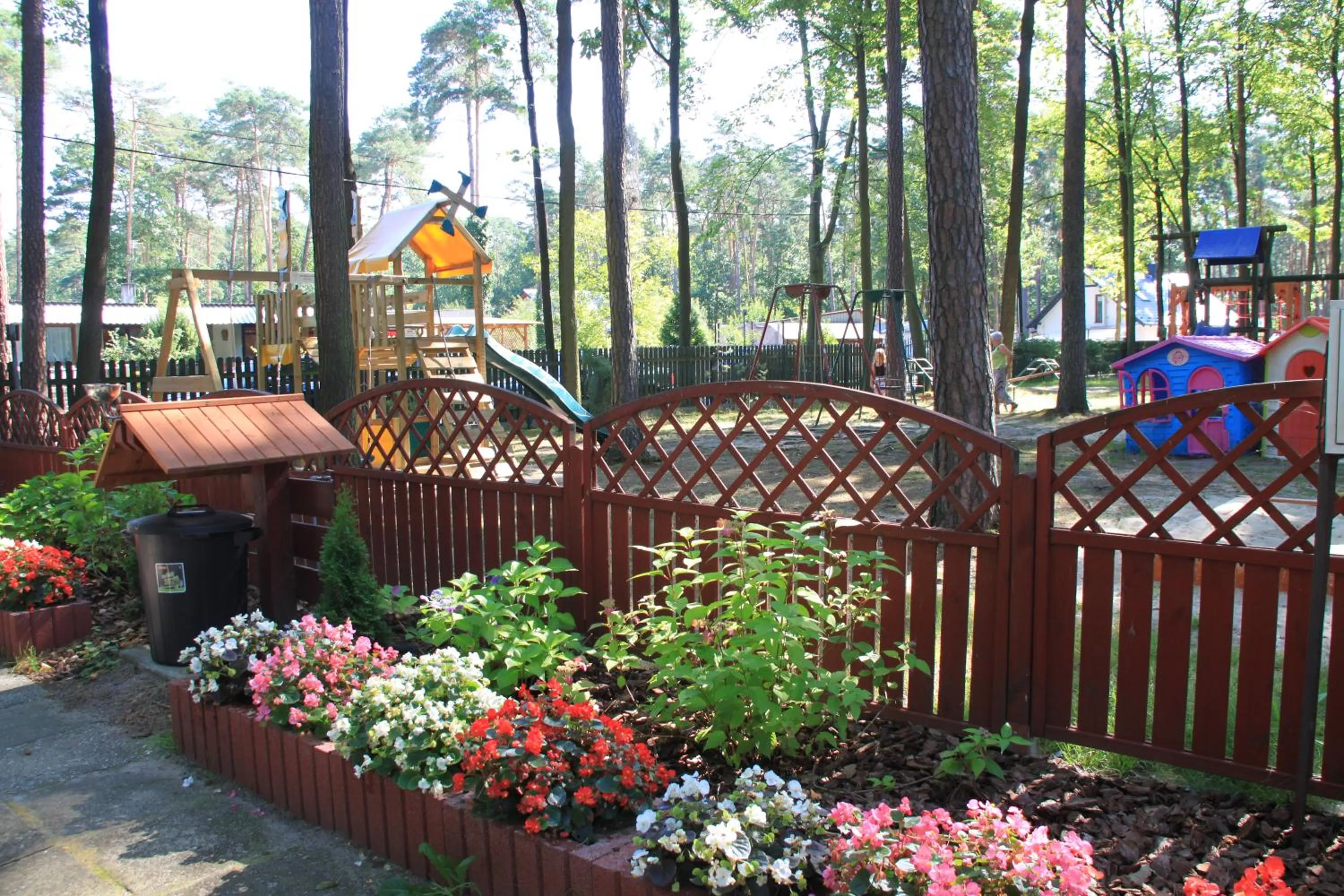 Children play ground in Hotel Zielony & OW Borowik & Pensjonat Manhattan - Centrum Rekreacji i Wypoczynku GASTROTUR