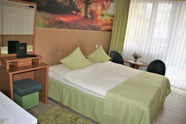 Bed in Hotel Zielony & OW Borowik & Pensjonat Manhattan - Centrum Rekreacji i Wypoczynku GASTROTUR