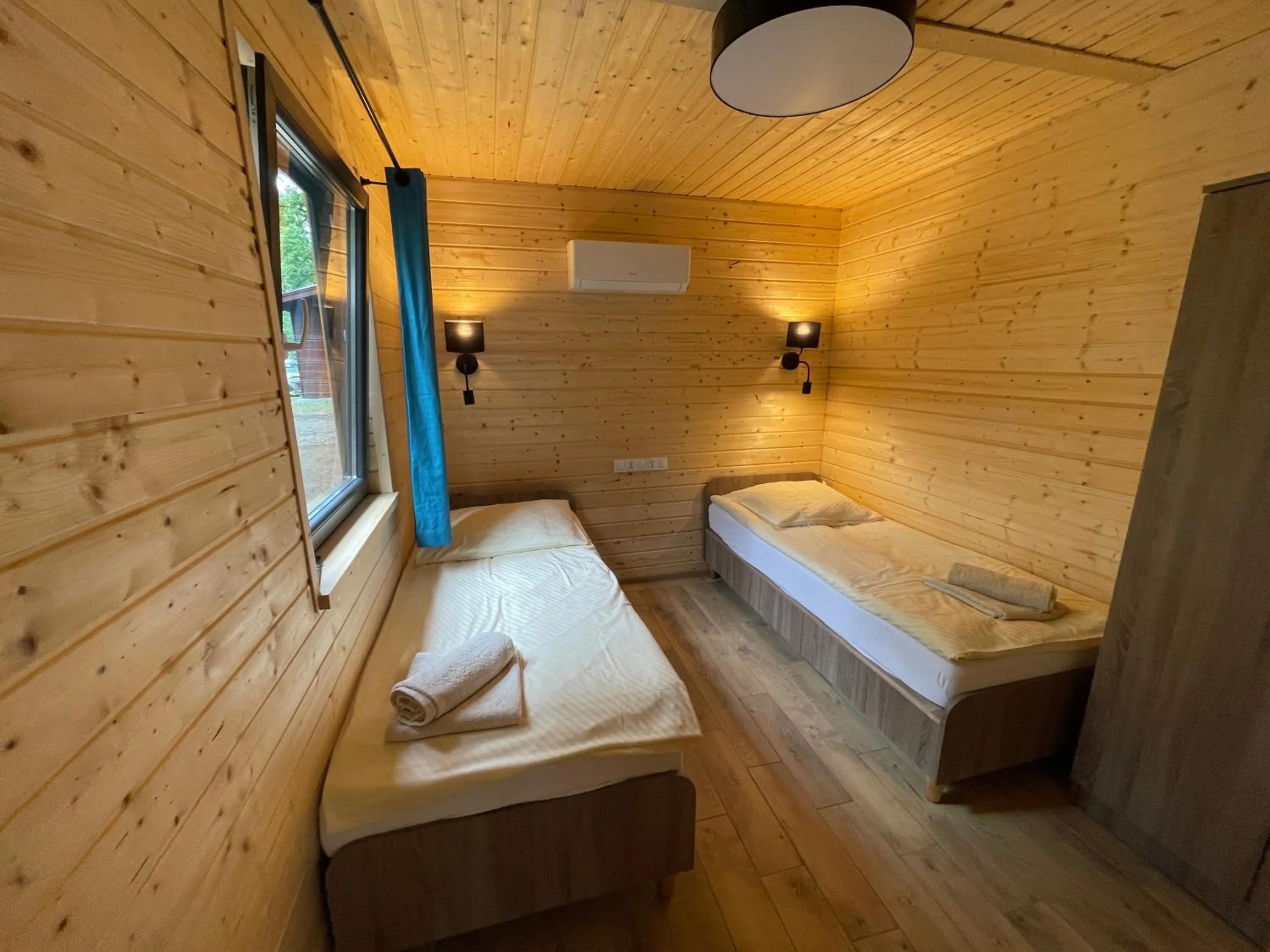 Bed in Hotel Zielony & OW Borowik & Pensjonat Manhattan - Centrum Rekreacji i Wypoczynku GASTROTUR