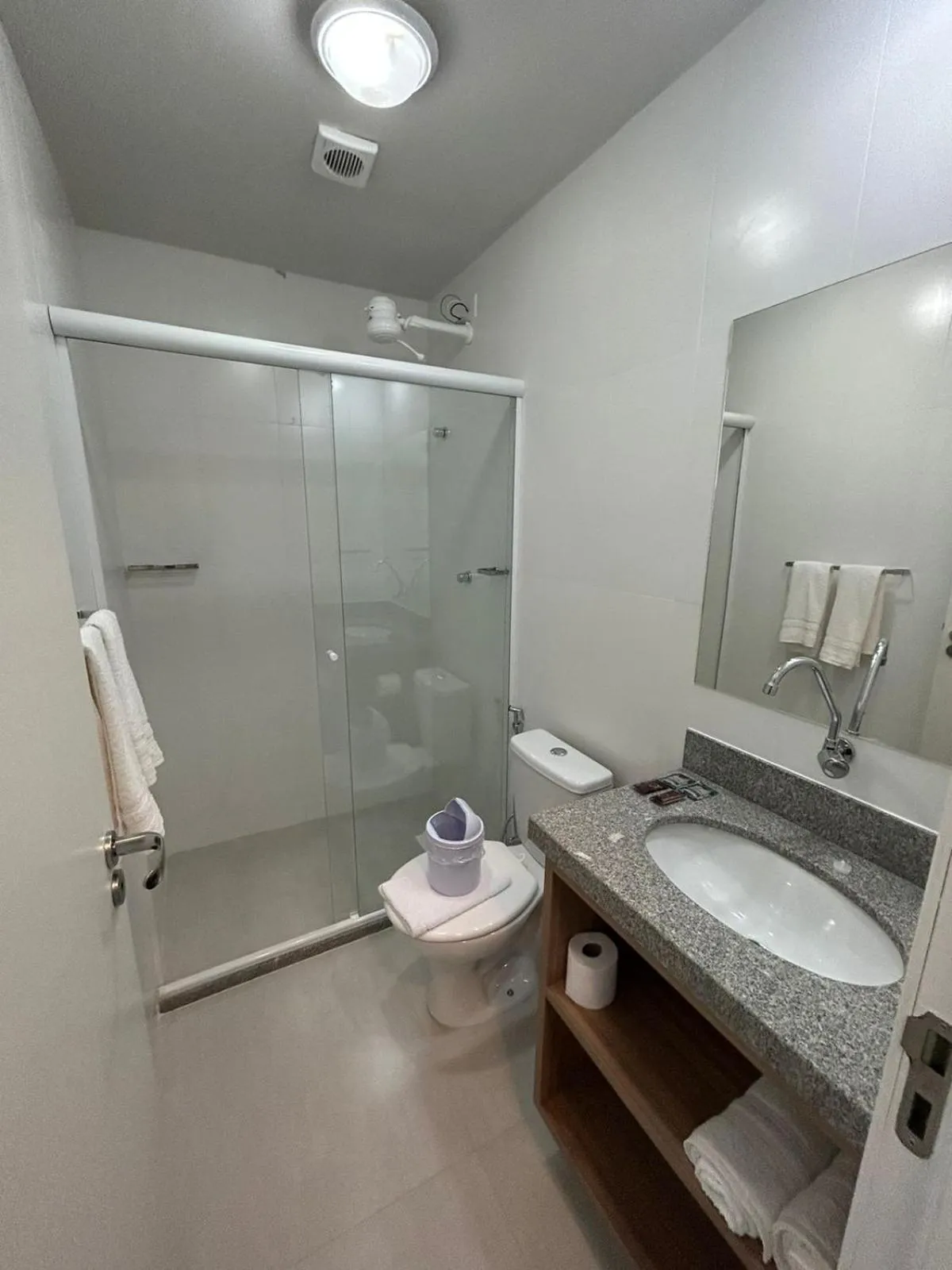 Shower in Hotel Penedo Inn